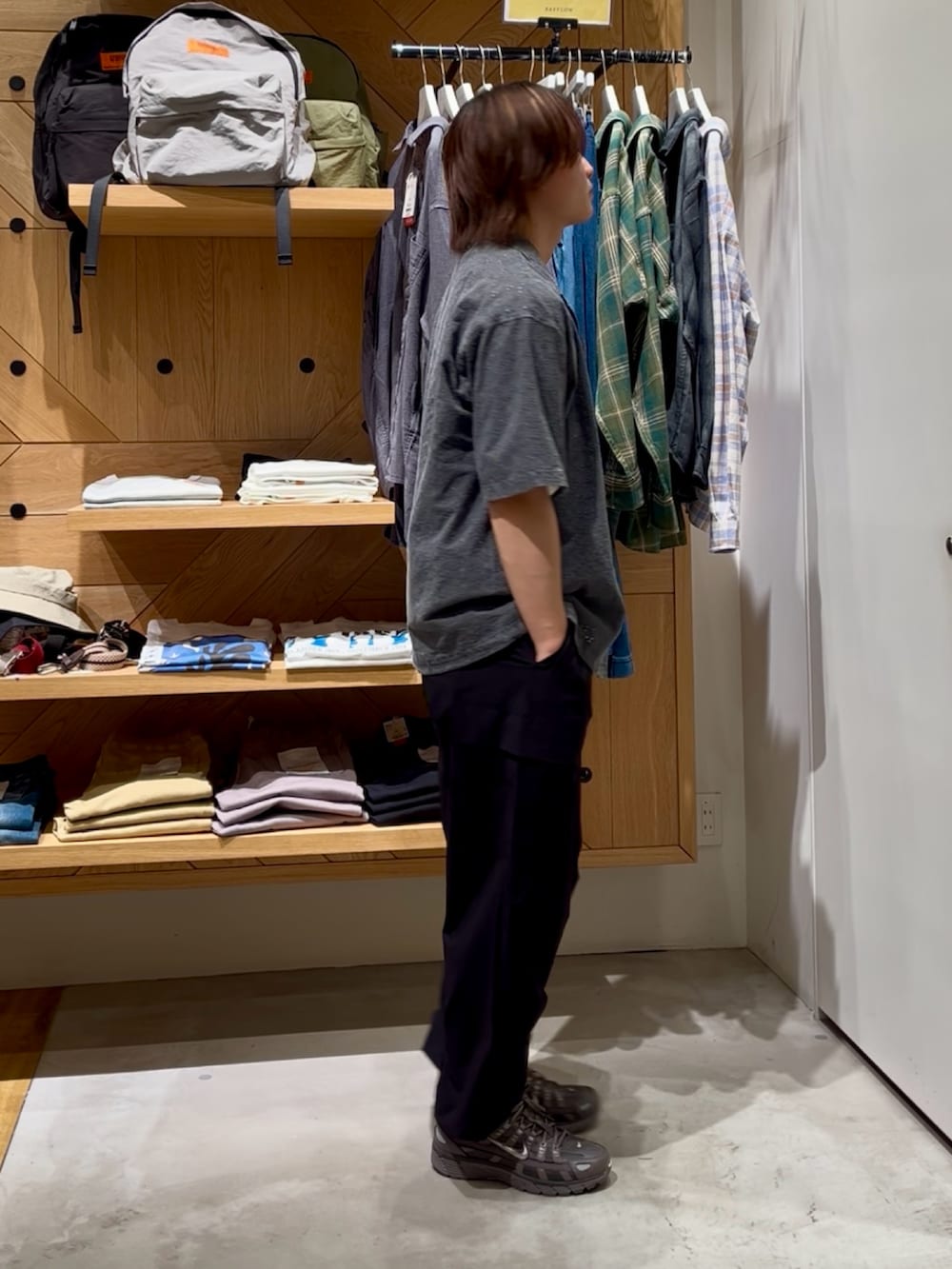 「モノトーン、シャツスタイル、白Tシャツ、夏服コーデ、半袖シャツ、夏、大人カジュアル、おしゃれさんと繋がりたい、大人コーデ、ファッションを楽しもう、オープンカラーシャツ、レース、ピグメント、BAYFLOW(BAYFLOW)、NIKE」｜「BAYFLOWのレースピグメント半袖シャツ（シャツ/ブラウス、グレー系）」を使った、ゆーーーとさん（メンズ・173cm）の夏コーディネートの4枚目の写真