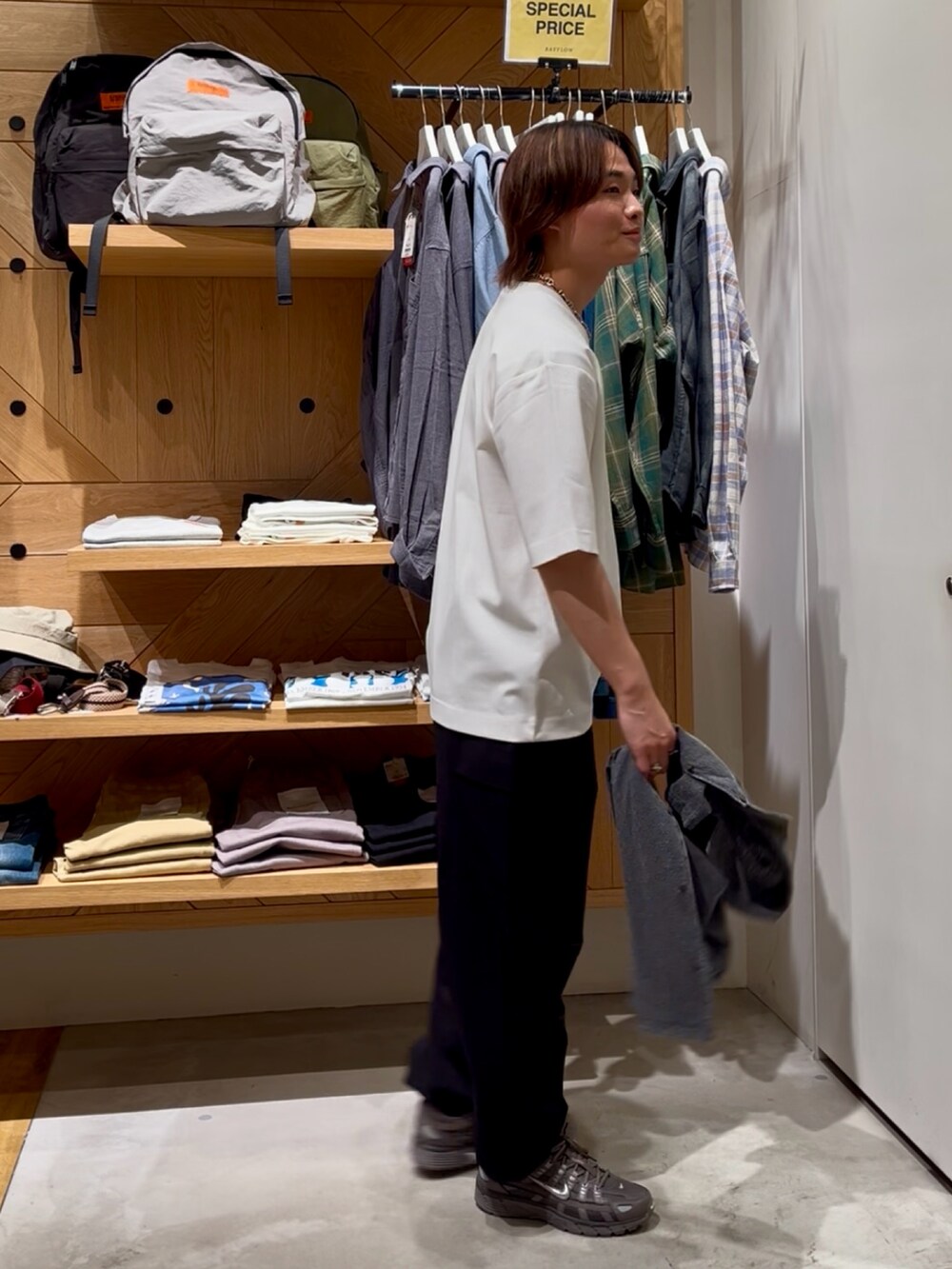 「モノトーン、スポーツミックス、シャツスタイル、白Tシャツ、カジュアルコーデ、シャツ、ストリートコーデ、春夏コーデ、半袖シャツ、大人コーデ、大人カジュアル、カジュアル、シンプルコーデ、NIKE、BAYFLOW(BAYFLOW)」｜「BAYFLOWの［シルキーなタッチ感］シルケットワンポイントTシャツ（Tシャツ/カットソー、ホワイト系）」を使った、ゆーーーとさん（メンズ・173cm）の夏コーディネートの4枚目の写真