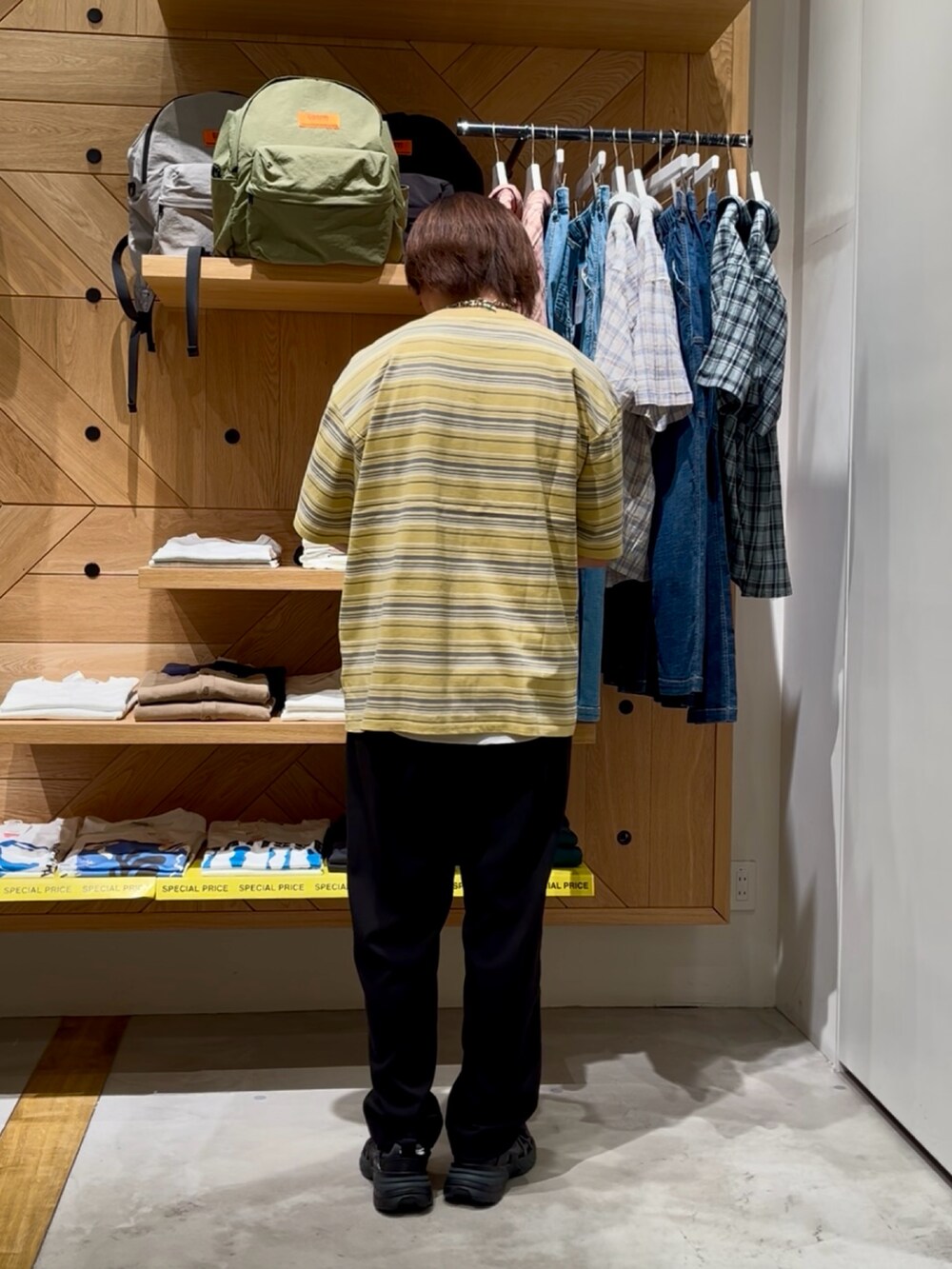 「初夏コーデ、メンズファッション、休日コーデ、メンズコーデ、お洒落さんとつながりたい、シンプルスタイル、ラフ、カジュアル、ゆるコーデ、リラックススタイル、大人カジュアル、ボーダー、ワイドパンツ、BAYFLOW(BAYFLOW)、AMERICAN RAG CIE」｜「AMERICAN RAG CIEの【AMERICAN RAG CIE】マルチカラーボーダーTシャツ（ユニセックス）（その他トップス、イエロー系）」を使った、ゆーーーとさん（メンズ・173cm）の夏コーディネートの3枚目の写真