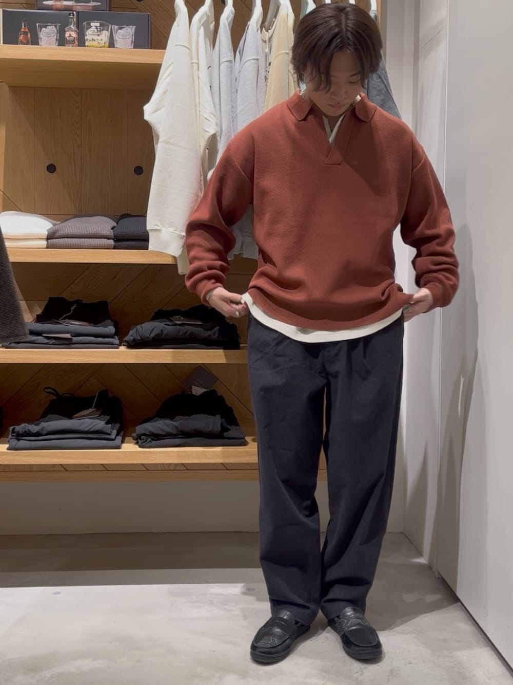 ブラウン系のポロシャツ、ホワイト系のTシャツ/カットソー、ブルー系のその他パンツを着用したメンズの秋コーディネートの2枚目の写真