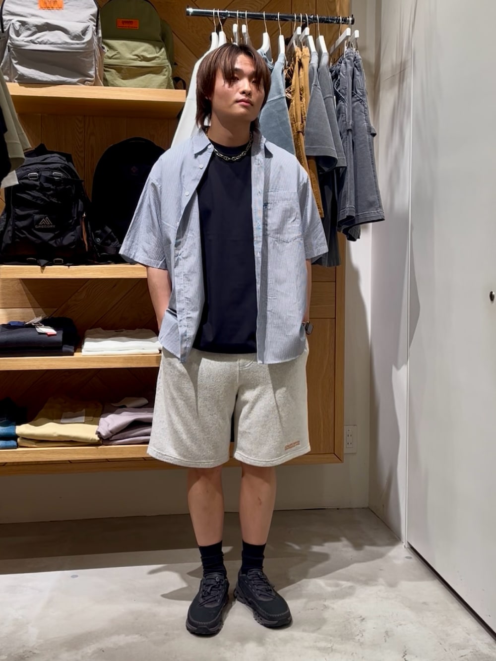 「柄シャツ、モノトーン、シャツスタイル、黒Tシャツ、夏コーデ、メンズファッション、夏服コーデ、ストリート、休日スタイル、オトナカジュアル、夏、初夏コーデ、お洒落さんとつながりたい、BAYFLOW(BAYFLOW)、カジュアルコーデ」｜「BAYFLOWのワンポイント刺繍ストライプ半袖シャツ（シャツ/ブラウス、ホワイト系）」を使った、ゆーーーとさん（メンズ・173cm）の春コーディネートの5枚目の写真
