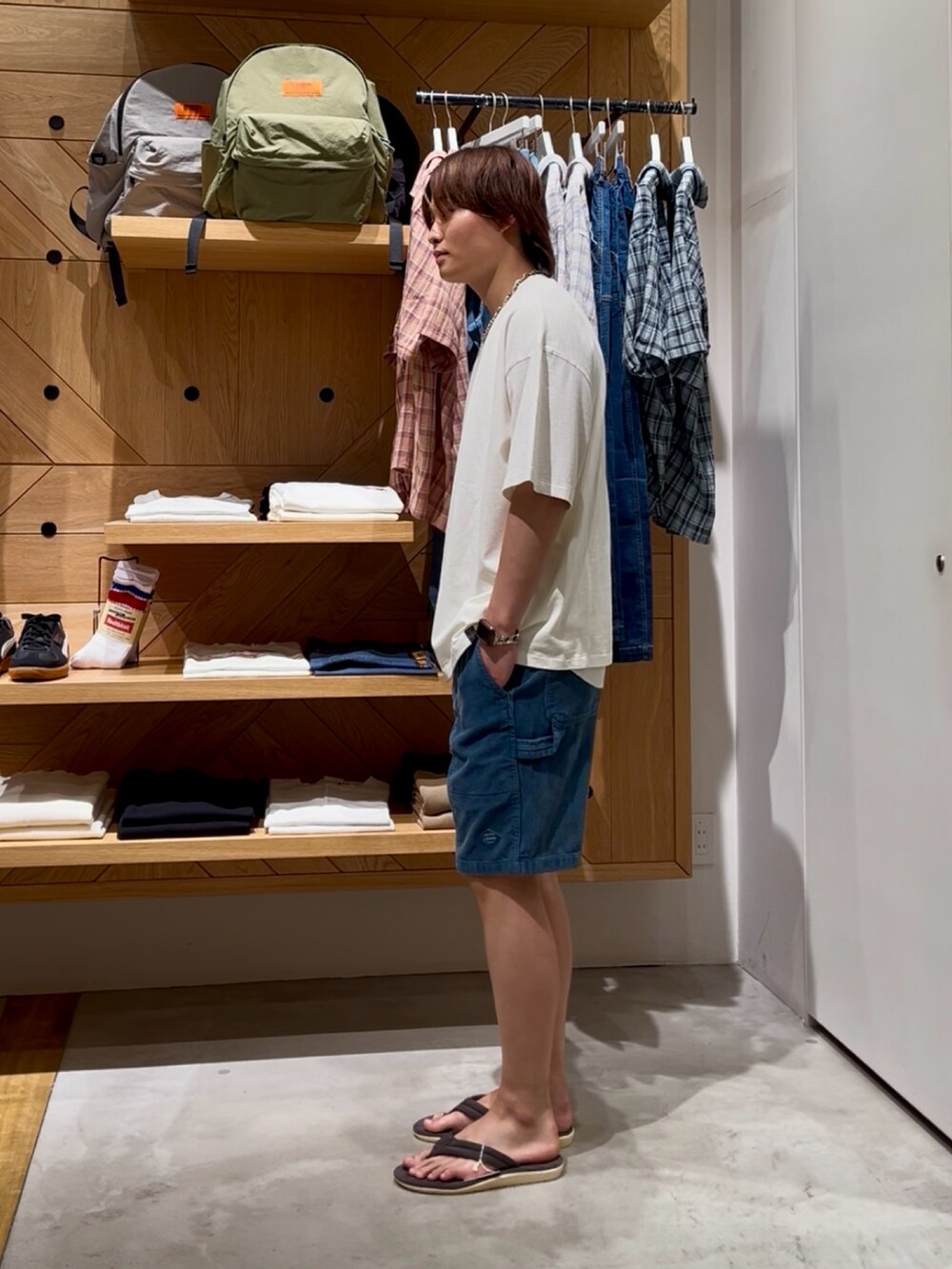 「サンダル、夏コーデ、白Tシャツ、シンプル、オトナカジュアル、お洒落さんとつながりたい、夏服、メンズファッション、リラックススタイル、ラフ、ラフコーデ、シンプルコーデ、Tシャツ、BAYFLOW(BAYFLOW)、ショートパンツ」｜「BAYFLOWのピグメントステッチ半袖Tシャツ（Tシャツ/カットソー、ホワイト系）」を使った、ゆーーーとさん（メンズ・173cm）の夏コーディネートの2枚目の写真