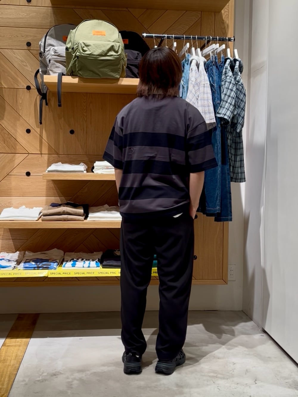「夏コーデ、シンプルスタイル、おしゃれさんと繋がりたい、休日スタイル、いいね、save、フォローお願いします🤑、お出かけコーデ、ワイドパンツ、モノトーンコーデ、スニーカー、韓国ファッション、ラフコーデ、夏ファッション、リラックススタイル、大人カジュアル、BAYFLOW(BAYFLOW)」｜「AMERICAN RAG CIEの【AMERICAN RAG CIE】ラグビーシャツ（ユニセックス）（その他トップス、グレー系）」を使った、ゆーーーとさん（メンズ・173cm）の夏コーディネートの3枚目の写真