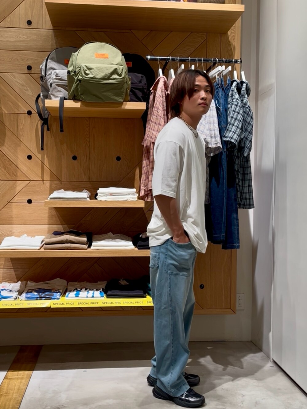 「白Tシャツ、夏コーデ、大人カジュアルコーデ、シンプルスタイル、オトナカジュアル、スニーカーコーデ、デニム、おでかけコーデ、シンプルコーデ、スニーカー、おしゃれさんと繋がりたい、ワイドデニム、大人カジュアル、BAYFLOW(BAYFLOW)、oceanpacific」｜「Ocean Pacificの【Ocean Pacific(オーシャンパシフィック)】別注ロゴTシャツ（Tシャツ/カットソー、ホワイト系）」を使った、ゆーーーとさん（メンズ・173cm）の夏コーディネートの4枚目の写真