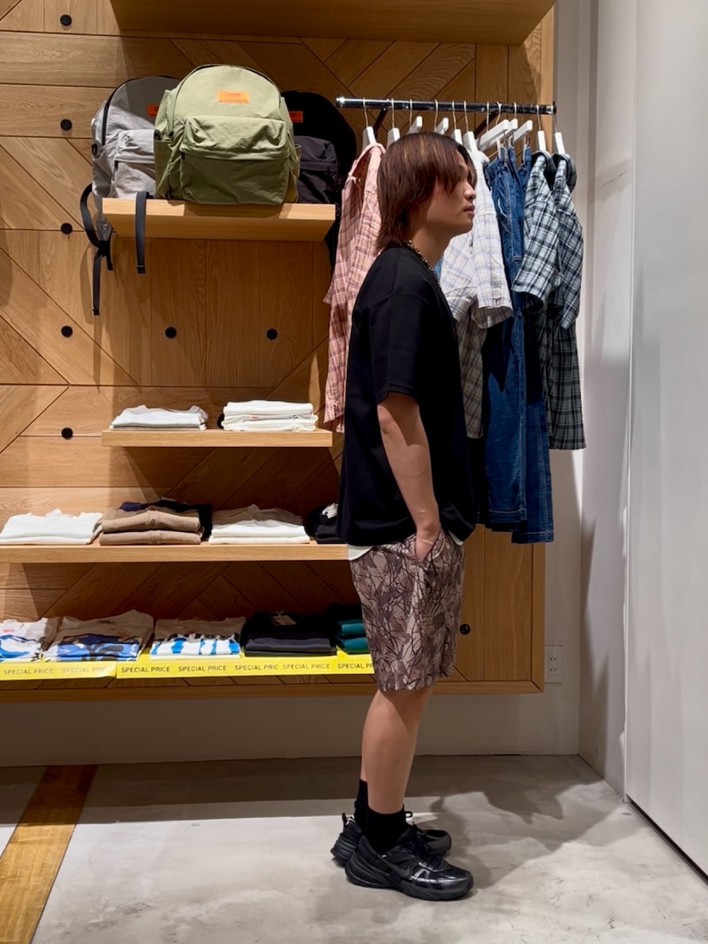 「黒Tシャツ、初夏コーデ、メンズファッション、休日コーデ、メンズコーデ、お洒落さんとつながりたい、シンプルスタイル、ラフ、ハーフパンツ、カジュアル、最近のいい感じコーデ、ゆるコーデ、リラックススタイル、BAYFLOW(BAYFLOW)、HEREIAM」｜「UNIVERSAL OVERALLの【UNIVERSAL OVERALL】別注半袖ポンチTシャツ【速乾・シワ軽減】（Tシャツ/カットソー、ブラック系）」を使った、ゆーーーとさん（メンズ・173cm）の夏コーディネートの4枚目の写真