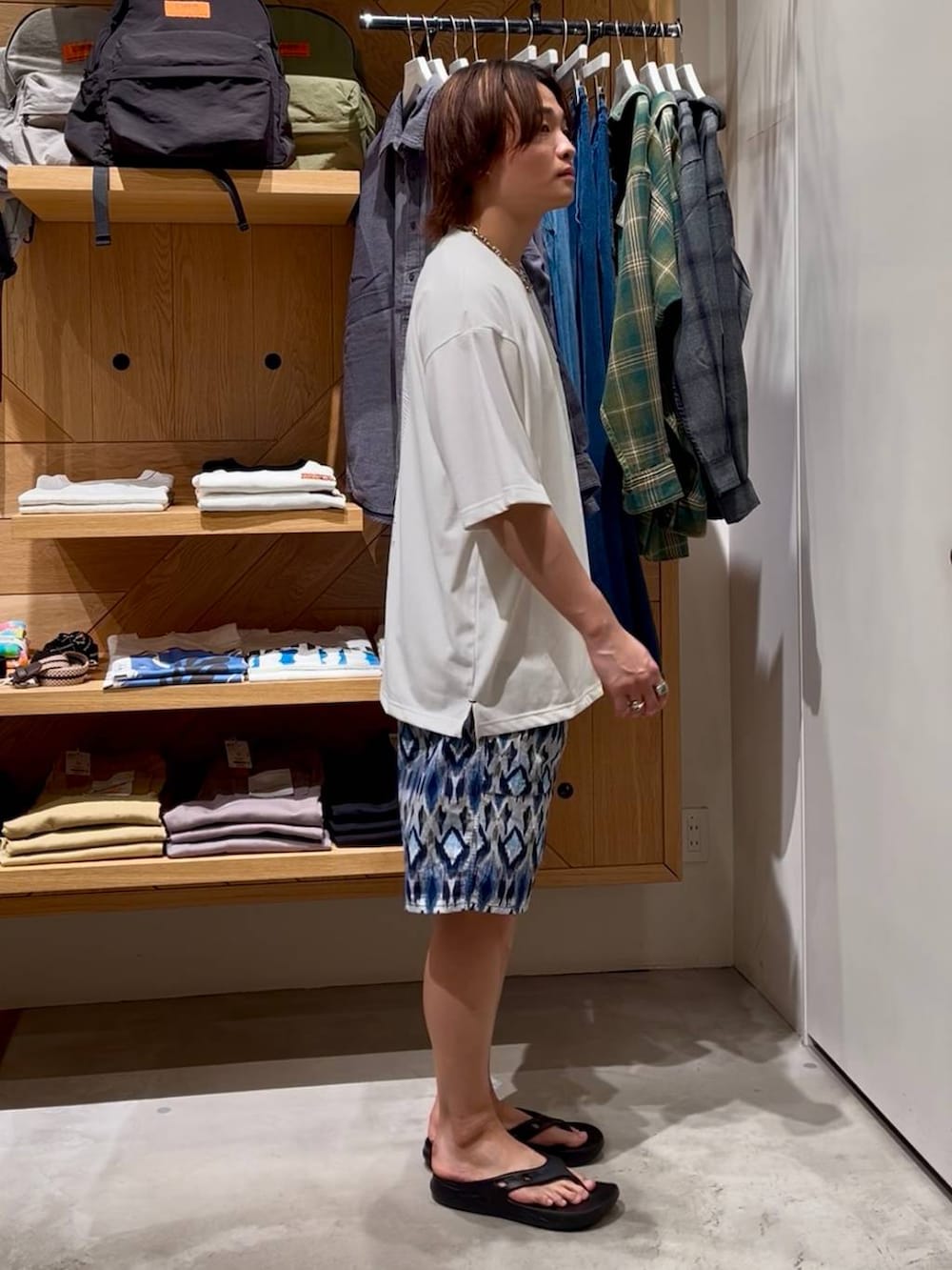 その他のその他パンツ、ブラック系のサンダル、ホワイト系のTシャツ/カットソーを着用したメンズの春コーディネートの4枚目の写真