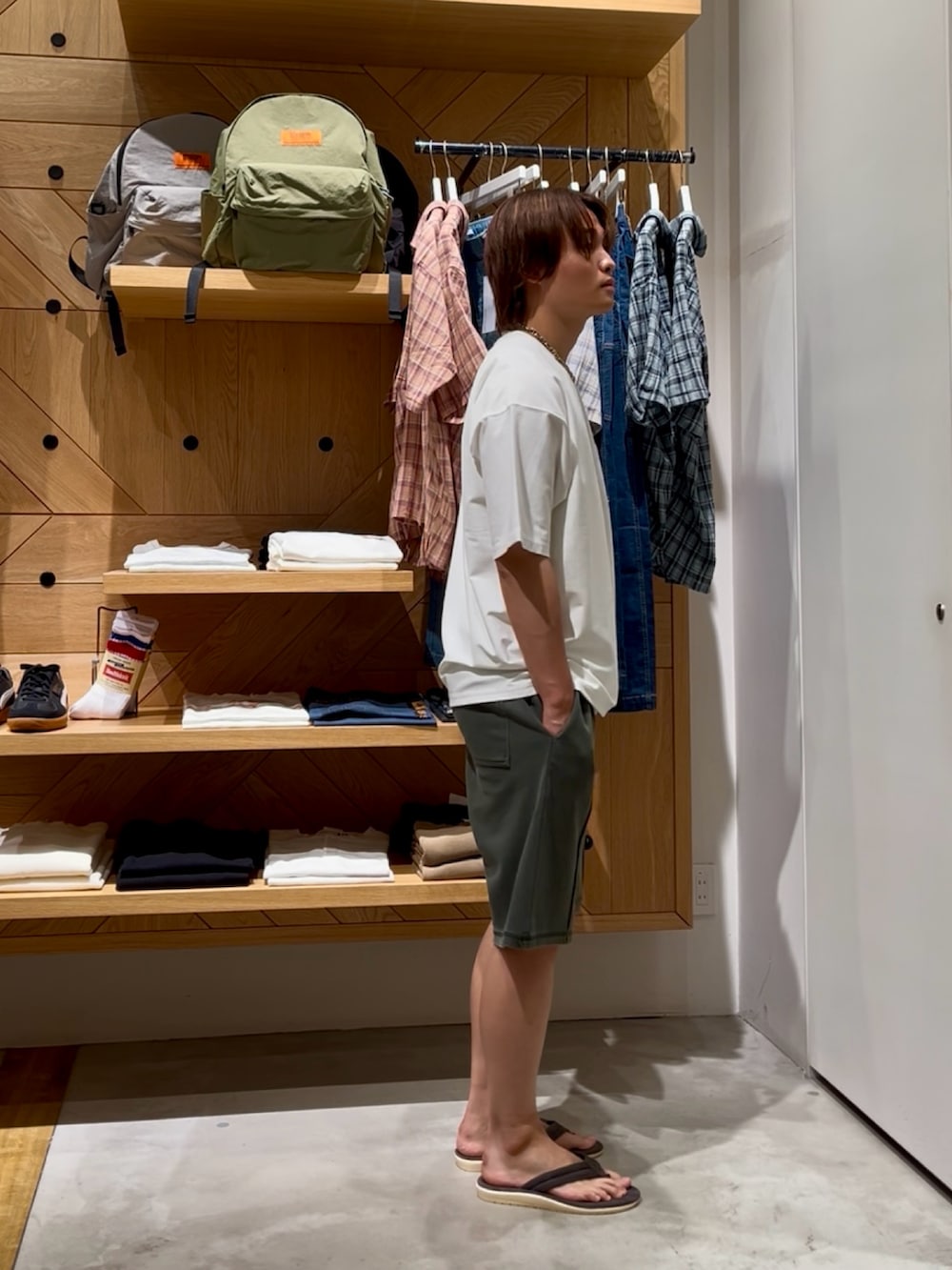 「夏コーデ、シンプルコーデ、シンプル、カジュアル、カジュアルコーデ、大人カジュアル、ベーシック/シンプル、夏、夏だ！Tシャツ着よう！、ハーフパンツ、ショートパンツ、サンダル、Tシャツ、ゆるコーデ、BAYFLOW(BAYFLOW)」｜「BAYFLOWの【接触冷感・吸水速乾】クールタッチピグメント半袖Tシャツ（Tシャツ/カットソー、ホワイト系）」を使った、ゆーーーとさん（メンズ・173cm）の夏コーディネートの4枚目の写真