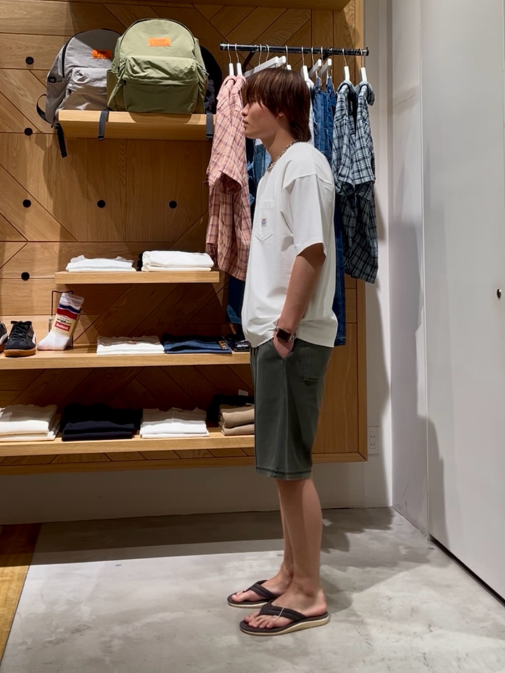 「夏コーデ、シンプルコーデ、シンプル、カジュアル、カジュアルコーデ、大人カジュアル、ベーシック/シンプル、夏、夏だ！Tシャツ着よう！、ハーフパンツ、ショートパンツ、サンダル、Tシャツ、ゆるコーデ、BAYFLOW(BAYFLOW)」｜「BAYFLOWの【接触冷感・吸水速乾】クールタッチピグメント半袖Tシャツ（Tシャツ/カットソー、ホワイト系）」を使った、ゆーーーとさん（メンズ・173cm）の夏コーディネートの2枚目の写真