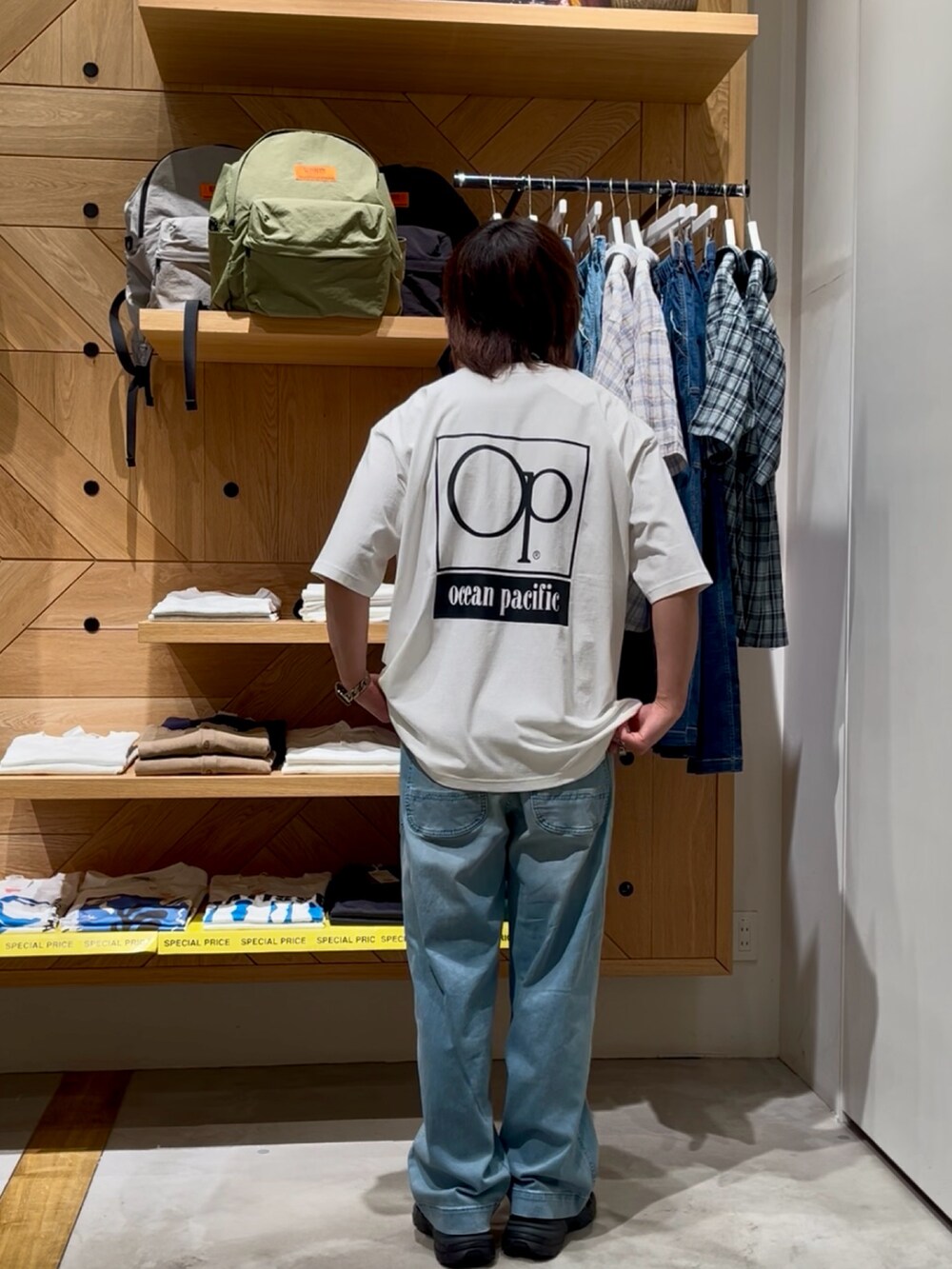 「白Tシャツ、夏コーデ、大人カジュアルコーデ、シンプルスタイル、オトナカジュアル、スニーカーコーデ、デニム、おでかけコーデ、シンプルコーデ、スニーカー、おしゃれさんと繋がりたい、ワイドデニム、大人カジュアル、BAYFLOW(BAYFLOW)、oceanpacific」｜「Ocean Pacificの【Ocean Pacific(オーシャンパシフィック)】別注ロゴTシャツ（Tシャツ/カットソー、ホワイト系）」を使った、ゆーーーとさん（メンズ・173cm）の夏コーディネートの3枚目の写真