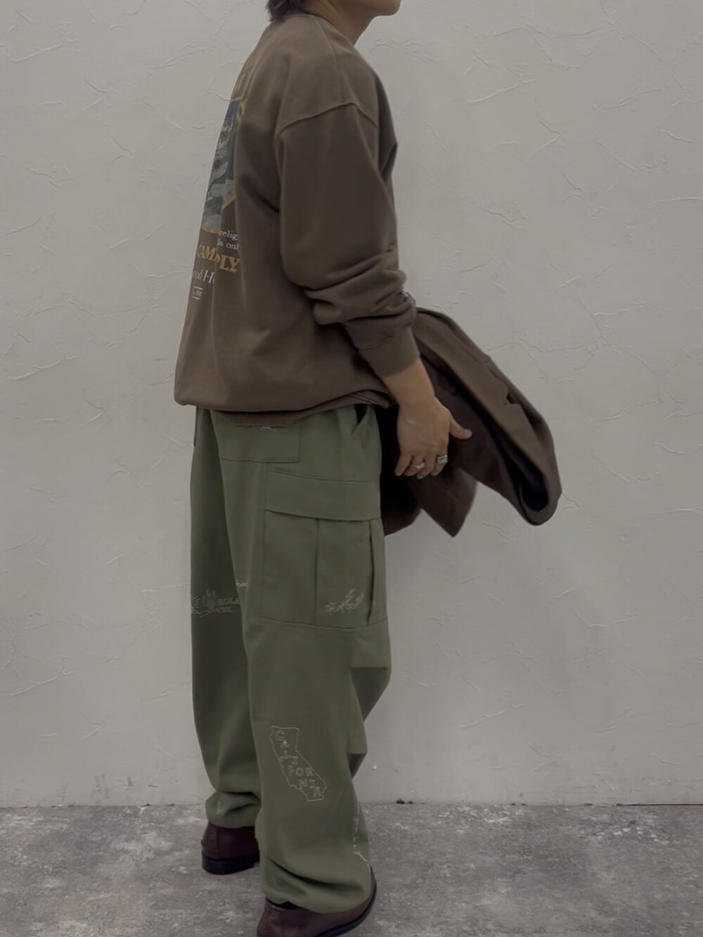 ブラウン系のスウェット、ブラウン系のテーラードジャケット、グリーン系のその他パンツを着用したメンズの秋コーディネートの5枚目の写真