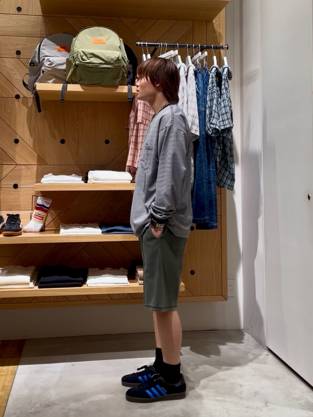 「夏コーデ、韓国ファッション、夏ファッション、いいね、save、フォローお願いします🤑、シルバーアクセサリー、大人カジュアル、モノトーン、outfit、ストリートコーデ、タンクトップ、スウェットパンツ、ロンT、ボーダー、ハーフパンツ、BAYFLOW(BAYFLOW)」｜「BAYFLOWのワンポイント刺繍長袖Tシャツ（Tシャツ/カットソー、ホワイト系）」を使った、ゆーーーとさん（メンズ・173cm）の夏コーディネートの2枚目の写真