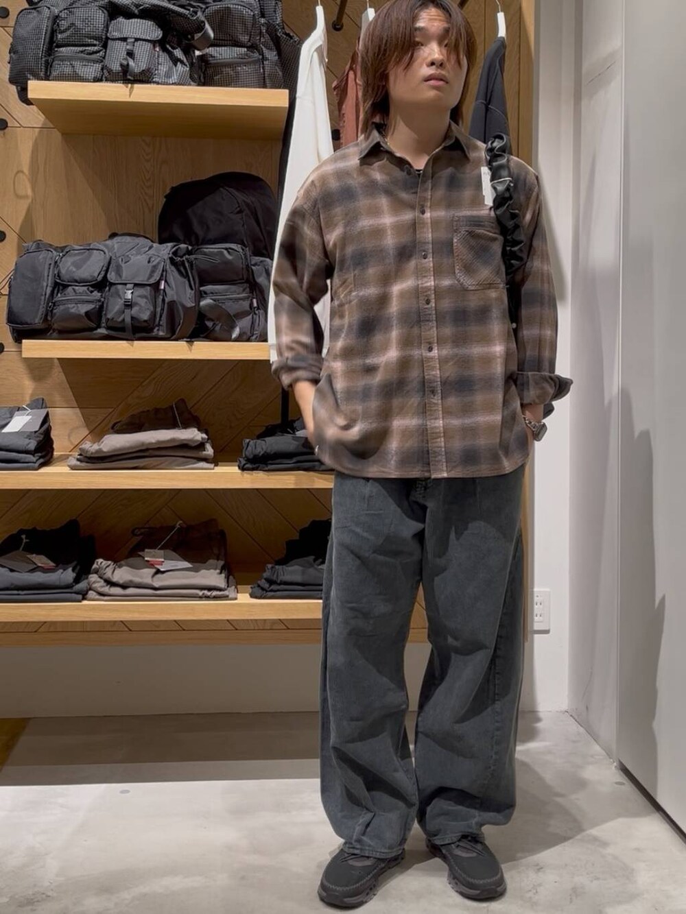 ブラック系のTシャツ/カットソー、グレー系のその他パンツ、ブラウン系のシャツ/ブラウスを着用したメンズの秋コーディネートの5枚目の写真