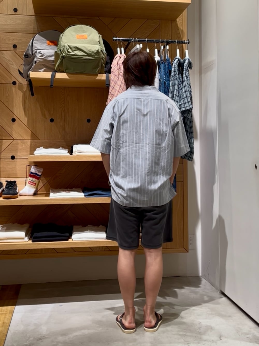 「サンダル、夏コーデ、カジュアルコーデ、メンズコーデ、休日スタイル、最近のいい感じコーデ、ショートパンツ、シャツスタイル、ストライプシャツ、スウェット、夏、オーバーサイズ、大人カジュアル、いいね、save、フォローお願いします🤑、BAYFLOW(BAYFLOW)」｜「BAYFLOWの【TeddyBear/テディベア】刺繍オープンカラー半袖シャツ（シャツ/ブラウス、ブルー系）」を使った、ゆーーーとさん（メンズ・173cm）の夏コーディネートの3枚目の写真