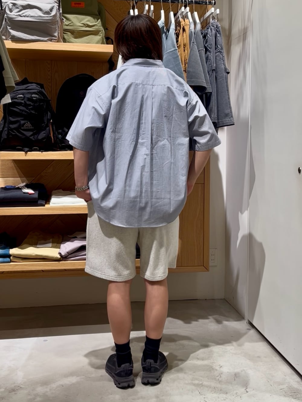「柄シャツ、モノトーン、シャツスタイル、黒Tシャツ、夏コーデ、メンズファッション、夏服コーデ、ストリート、休日スタイル、オトナカジュアル、夏、初夏コーデ、お洒落さんとつながりたい、BAYFLOW(BAYFLOW)、カジュアルコーデ」｜「BAYFLOWのワンポイント刺繍ストライプ半袖シャツ（シャツ/ブラウス、ホワイト系）」を使った、ゆーーーとさん（メンズ・173cm）の春コーディネートの3枚目の写真