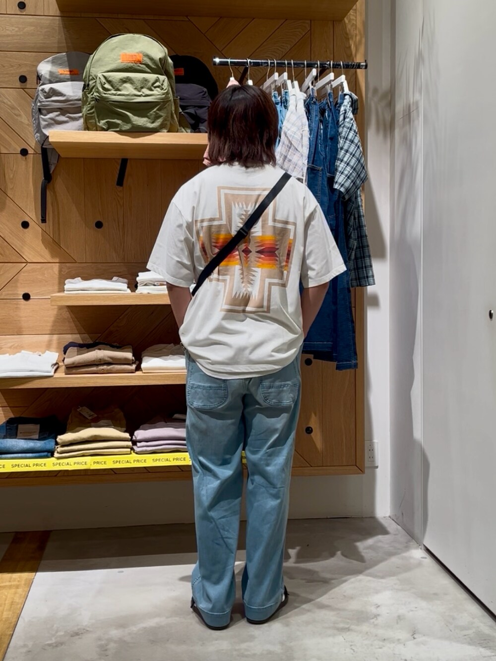 ホワイト系のTシャツ/カットソー、ホワイト系のTシャツ/カットソー、その他のショルダーバッグを着用したメンズの夏コーディネートの3枚目の写真