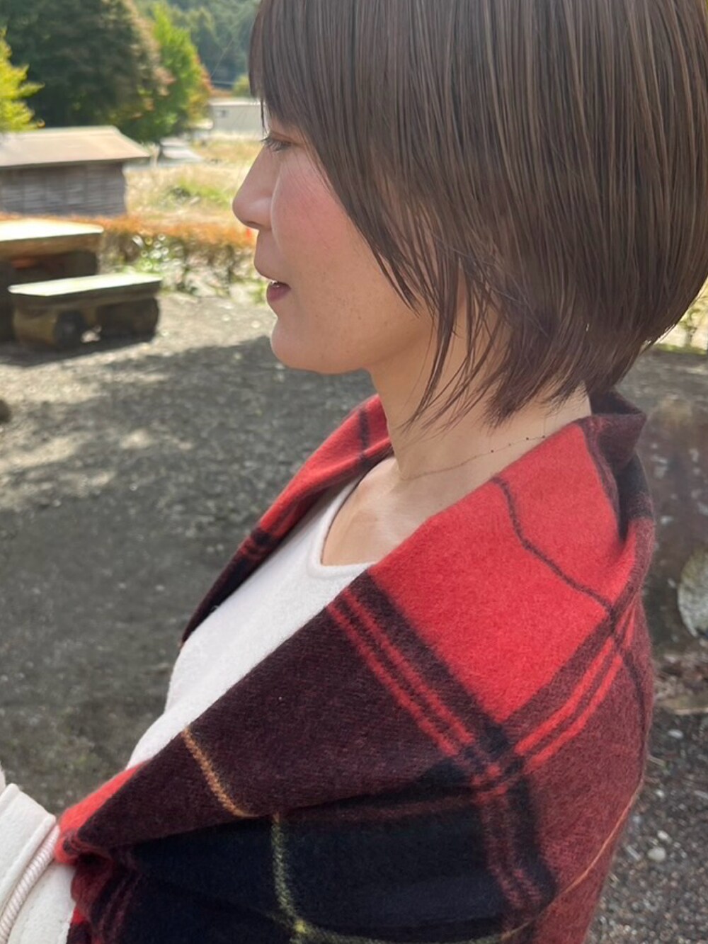 ベージュ系のワンピース、レッド系のストール/ショールを着用したレディースの秋コーディネートの2枚目の写真