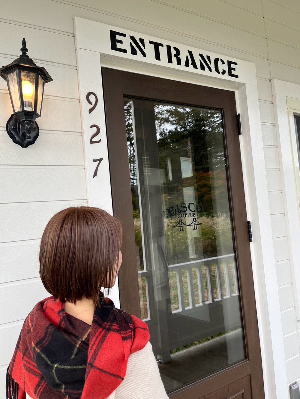 ベージュ系のワンピース、レッド系のストール/ショールを着用したレディースの秋コーディネートの3枚目の写真