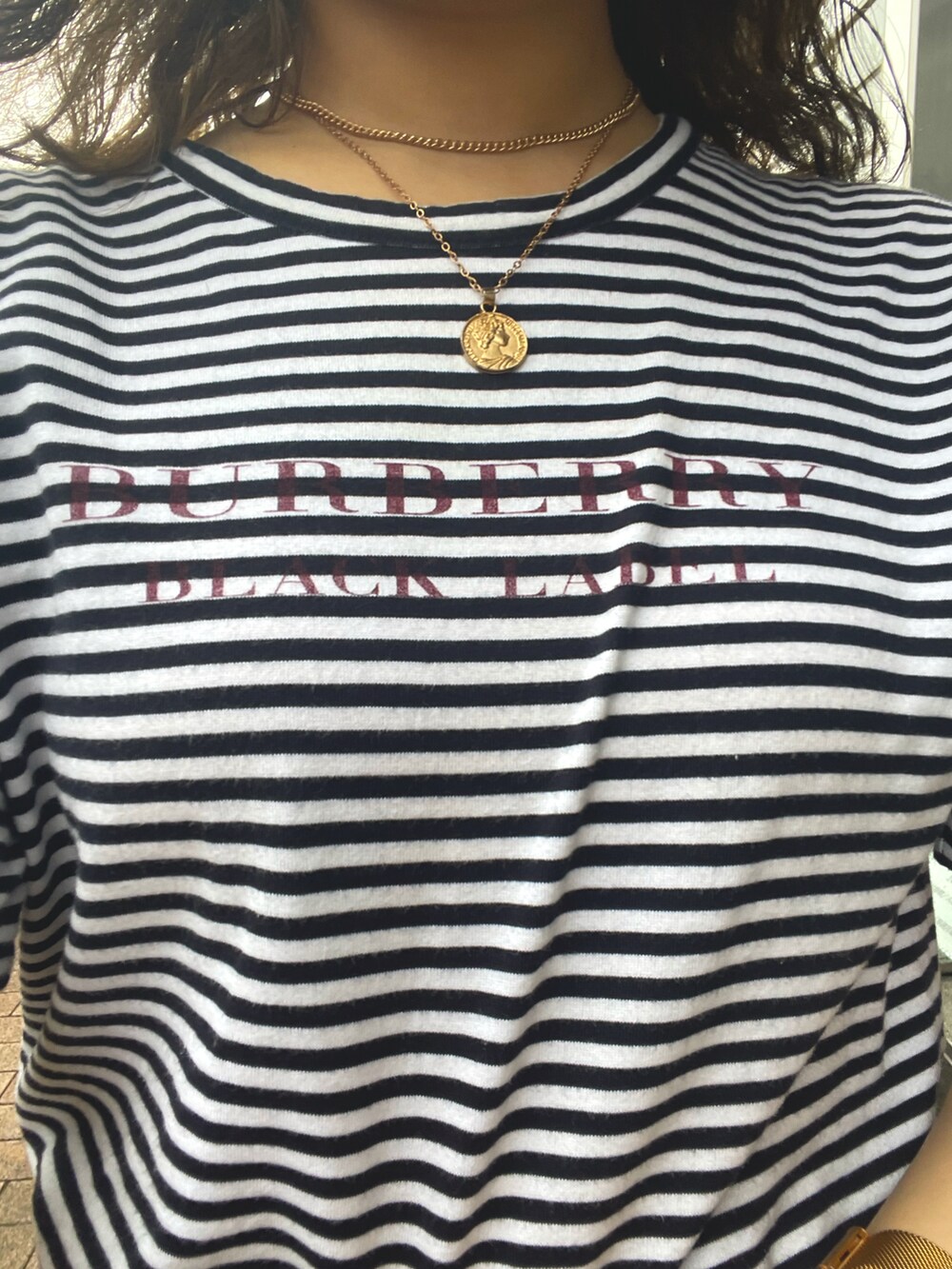 ブラック系のTシャツ/カットソー、ホワイト系のボディバッグ/ウエストポーチ、ブラック系のブーツを着用したレディースの夏コーディネートの2枚目の写真