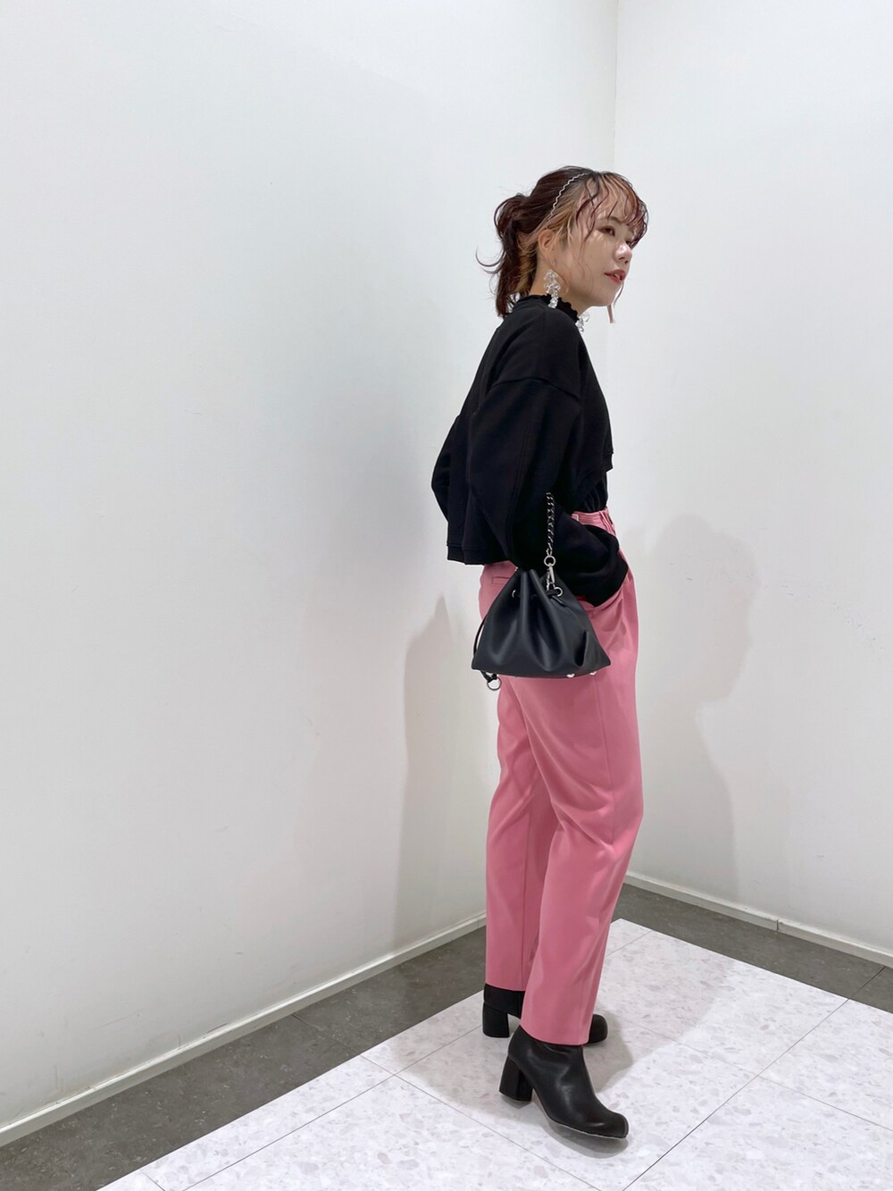 「テーパードパンツ、スウェット、ブーツ、ピンク、カラーパンツ、ハイネック、ショートブーツ、冬コーデ、レイヤードスタイル、休日スタイル、カチューシャ、ミニバッグ」|「CAPRICIEUX LE'MAGEのグルカ風テーパードパンツ(その他パンツ、ピンク系)」を使った、yuppy_lemage🍊さん(レディース・159cm)の秋コーディネートの4枚目の写真