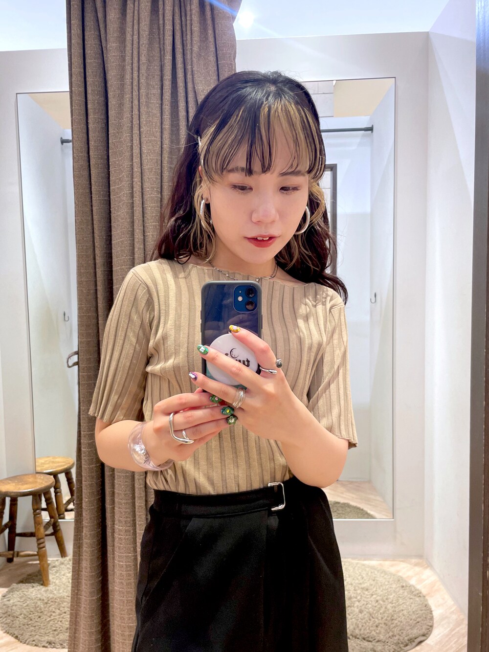 ブラック系のその他パンツ、ベージュ系のニット/セーター、オレンジ系のその他を着用したレディースの夏コーディネートの2枚目の写真