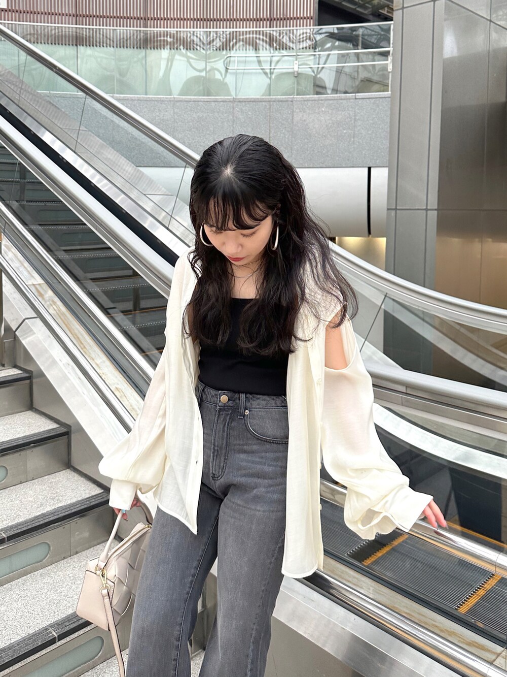 「夏コーデ、休日スタイル、デニム、ビッグシルエット、韓国ファッション、お出かけコーデ、サンダル、モノトーン、シアートップス、骨格ウェーブ、高身長女子、夏ファッション、ゆるコーデ、シンプルコーデ、サンダルコーデ」|「CAPRICIEUX LE'MAGEのメッシュボストンバッグ(ハンドバッグ、ホワイト系)」を使った、yuppy_lemage🍊さん(レディース・160cm)の夏コーディネートの2枚目の写真