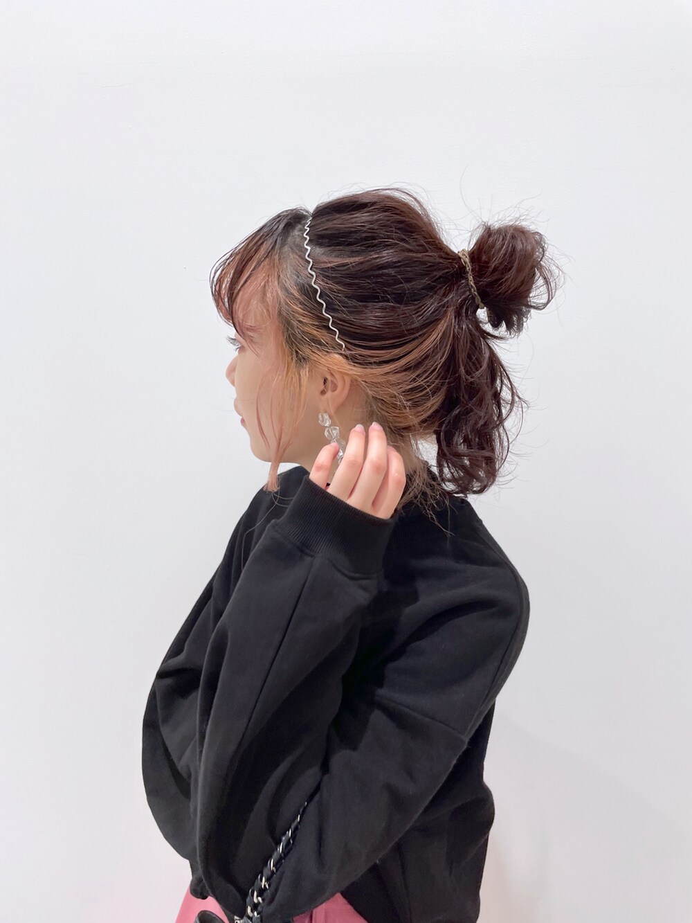 「テーパードパンツ、スウェット、ブーツ、ピンク、カラーパンツ、ハイネック、ショートブーツ、冬コーデ、レイヤードスタイル、休日スタイル、カチューシャ、ミニバッグ」|「CAPRICIEUX LE'MAGEのグルカ風テーパードパンツ(その他パンツ、ピンク系)」を使った、yuppy_lemage🍊さん(レディース・159cm)の秋コーディネートの3枚目の写真
