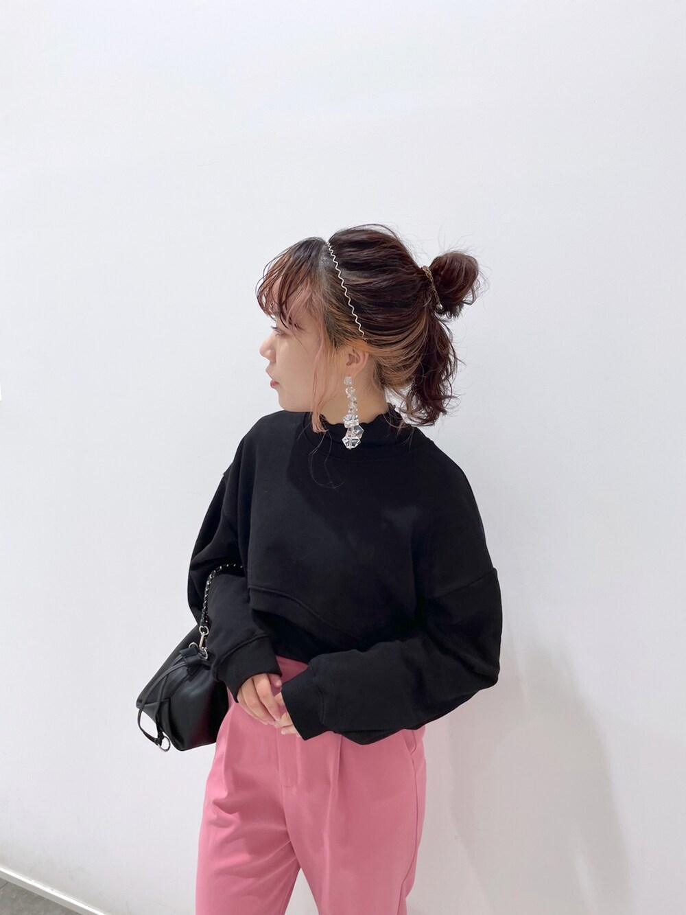 「テーパードパンツ、スウェット、ブーツ、ピンク、カラーパンツ、ハイネック、ショートブーツ、冬コーデ、レイヤードスタイル、休日スタイル、カチューシャ、ミニバッグ」|「CAPRICIEUX LE'MAGEのグルカ風テーパードパンツ(その他パンツ、ピンク系)」を使った、yuppy_lemage🍊さん(レディース・159cm)の秋コーディネートの2枚目の写真