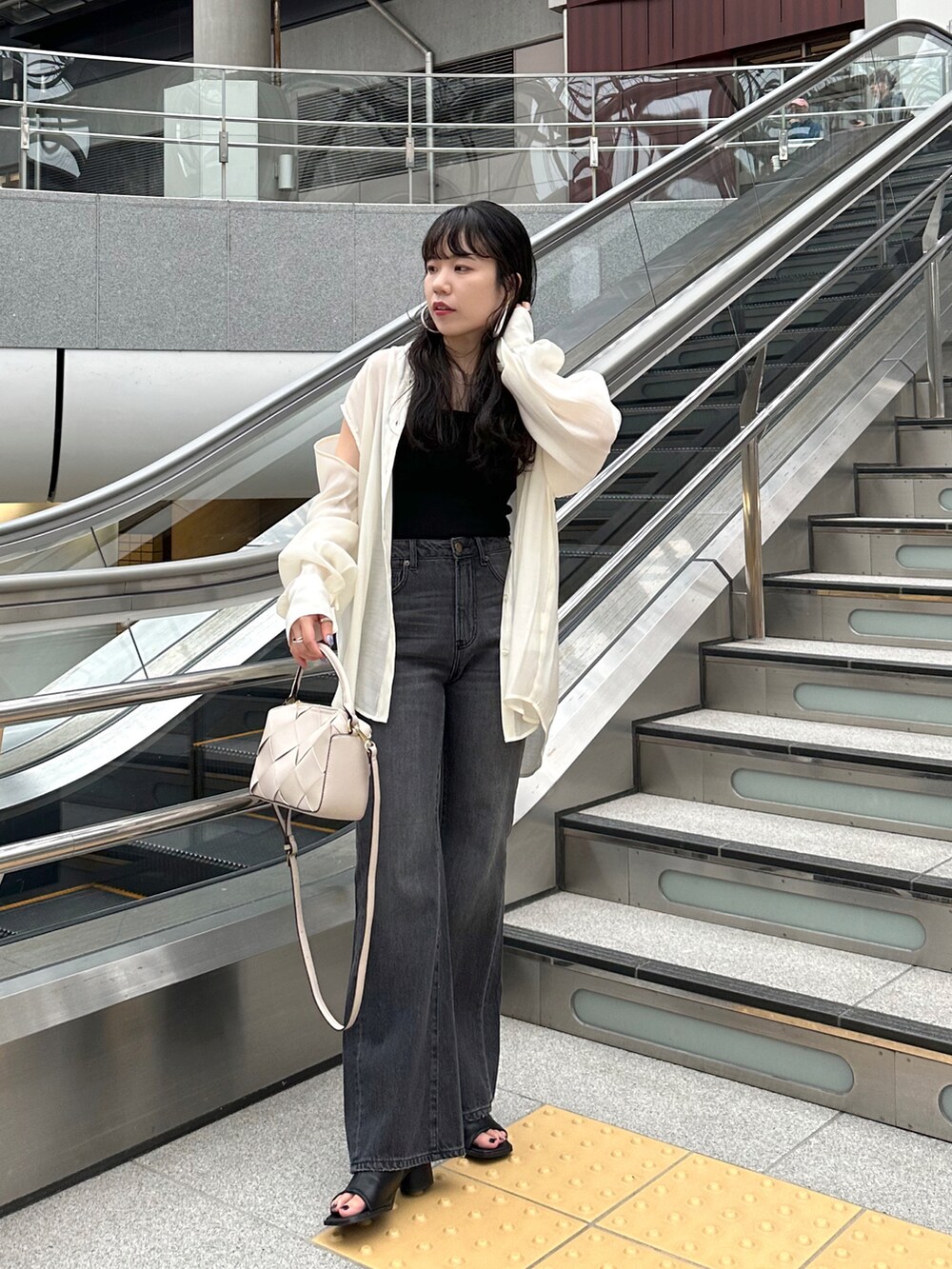 「夏コーデ、休日スタイル、デニム、ビッグシルエット、韓国ファッション、お出かけコーデ、サンダル、モノトーン、シアートップス、骨格ウェーブ、高身長女子、夏ファッション、ゆるコーデ、シンプルコーデ、サンダルコーデ」|「CAPRICIEUX LE'MAGEのメッシュボストンバッグ(ハンドバッグ、ホワイト系)」を使った、yuppy_lemage🍊さん(レディース・160cm)の夏コーディネートの3枚目の写真