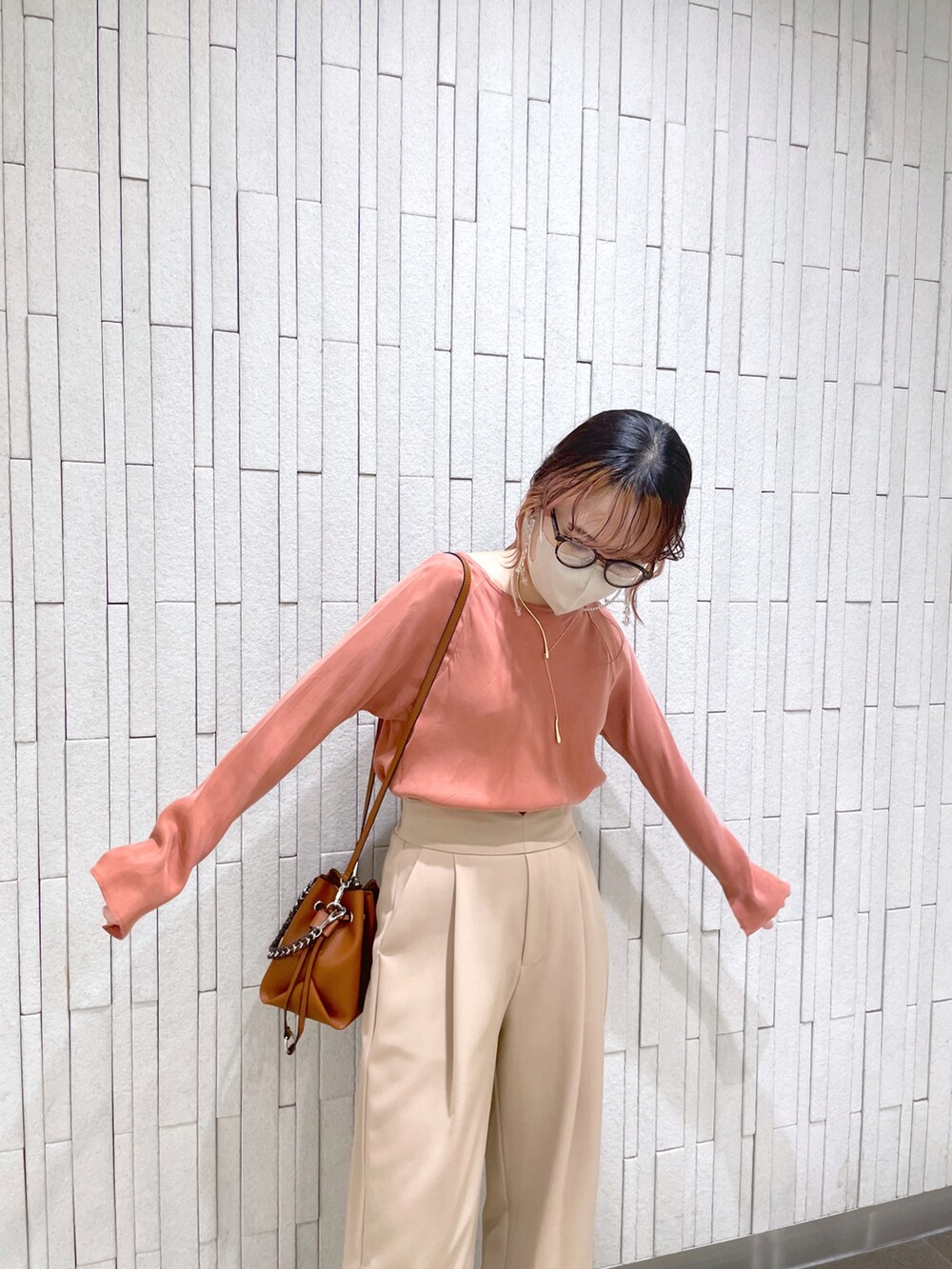 「メガネ女子、ワントーンコーデ、カラーパンツ、タックイン、きれいめカジュアル、ショートブーツ、カラーパレット、韓国ファッション、ワイドパンツ、ハンドバッグ、ミニバッグ、伊達メガネ、ピンク、春コーデ、春先取りコーデ」|「CAPRICIEUX LE'MAGEの〈新色追加/オフホワイト〉かがりチェーンドロストショルダーバッグ(ショルダーバッグ、イエロー系)」を使った、yuppy_lemage🍊さん(レディース・160cm)の冬コーディネートの2枚目の写真
