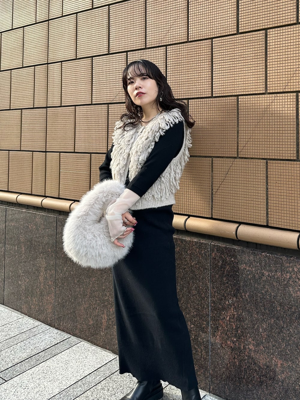 「テーマパークコーデ、クリスマスに着たい服、ファー、マイベストコーデ2024、冬コーデ、休日スタイル、きれいめカジュアル、レイヤードスタイル、ベスト、骨格ウェーブ、クリスマスコーデ、オトナカワイイ、女子会コーデ、初冬コーデ、大人可愛い」｜「CAPRICIEUX LE'MAGEのオーバルファーバッグ（ハンドバッグ、ホワイト系）」を使った、yuppy_lemage🍊さん（レディース・160cm）の冬コーディネートの2枚目の写真