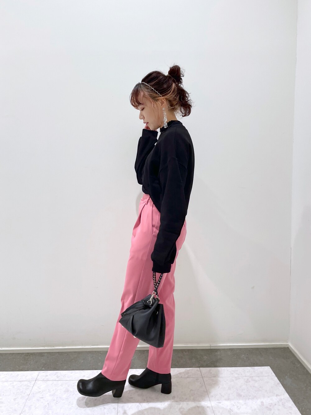 「テーパードパンツ、スウェット、ブーツ、ピンク、カラーパンツ、ハイネック、ショートブーツ、冬コーデ、レイヤードスタイル、休日スタイル、カチューシャ、ミニバッグ」|「CAPRICIEUX LE'MAGEのグルカ風テーパードパンツ(その他パンツ、ピンク系)」を使った、yuppy_lemage🍊さん(レディース・159cm)の秋コーディネートの5枚目の写真
