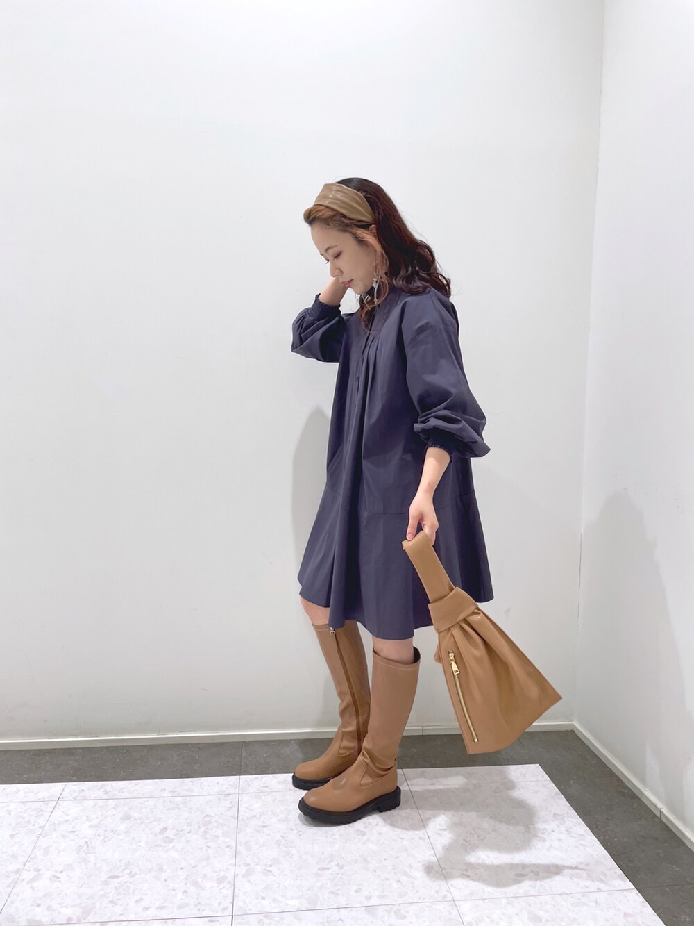 「きれいめカジュアル、チュニック、ロングブーツ、ハンドバッグ、ビッグシルエット、韓国ファッション、カラーパレット、カチューシャ、シャツスタイル、ミニワンピ、シャツチュニック」|「CAPRICIEUX LE'MAGEのトラックソールロングブーツ(ブーツ、イエロー系)」を使った、yuppy_lemage🍊さん(レディース・160cm)の冬コーディネートの2枚目の写真