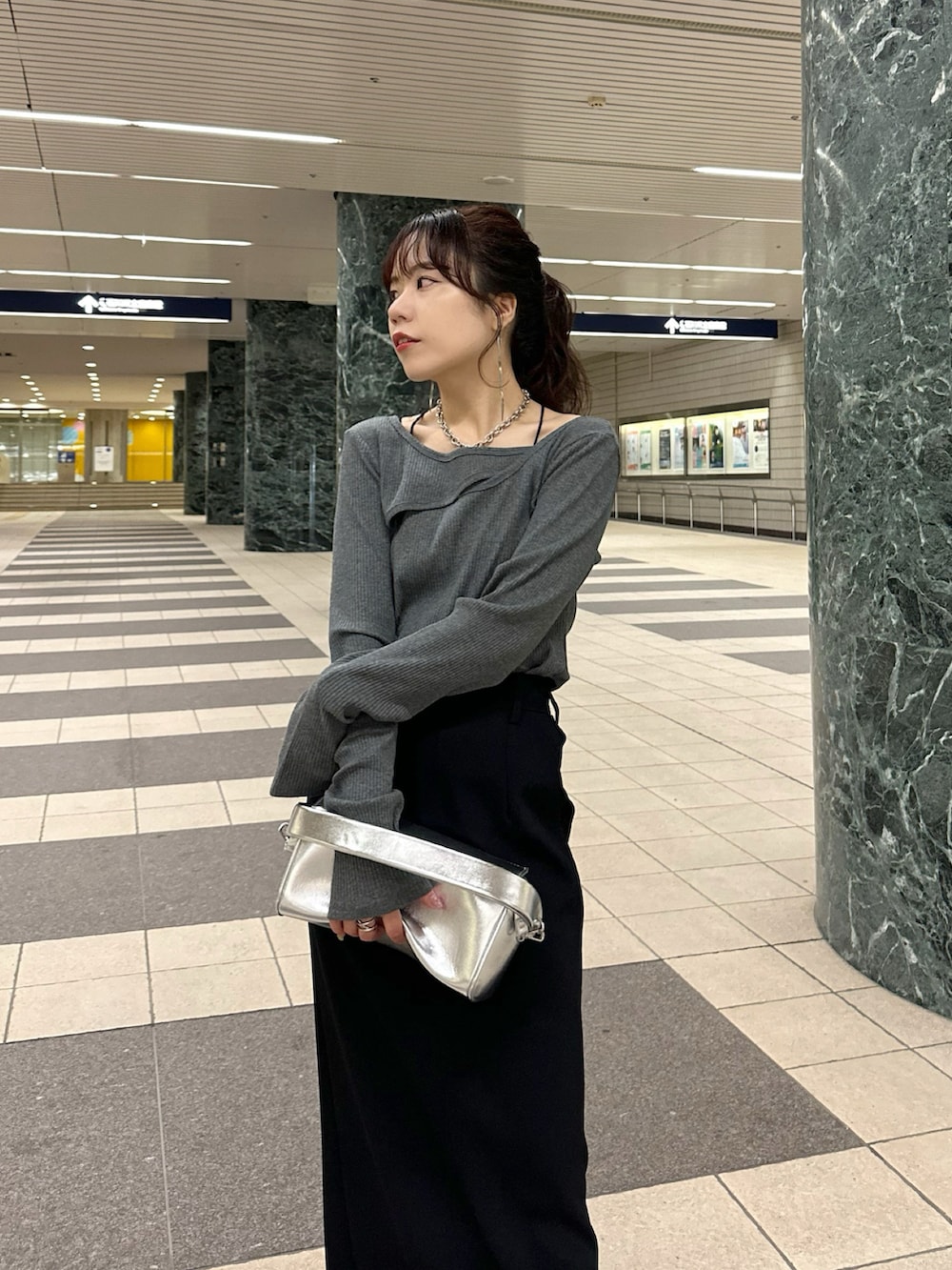 「シンプル、きれいめカジュアル、休日スタイル、お出かけコーデ、秋コーデ、秋服準備はじめました、大人女子、初秋コーデ、スカート、骨格ウェーブ、高身長女子、グレー、大人コーデ、秋カラー、アツいコーデ全部見せ」｜「CAPRICIEUX LE'MAGEの【新色追加/ブラウン】【低身長サイズあり】マキシIラインスカート（スカート、ブラック系）」を使った、yuppy_lemage🍊さん（レディース・160cm）の夏コーディネートの2枚目の写真