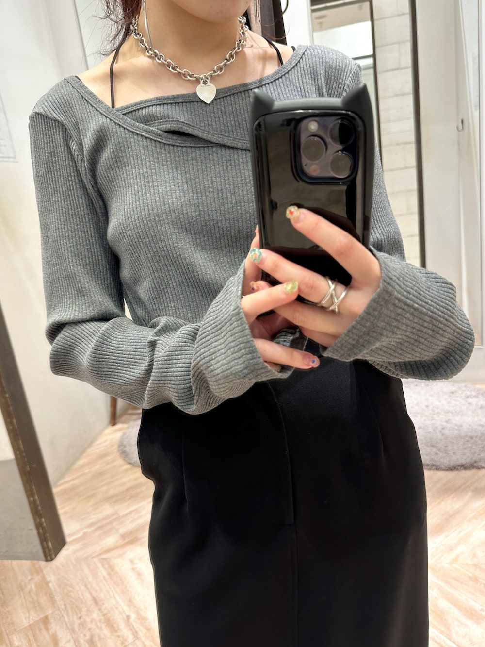 「シンプル、きれいめカジュアル、休日スタイル、お出かけコーデ、秋コーデ、秋服準備はじめました、大人女子、初秋コーデ、スカート、骨格ウェーブ、高身長女子、グレー、大人コーデ、秋カラー、アツいコーデ全部見せ」｜「CAPRICIEUX LE'MAGEの【新色追加/ブラウン】【低身長サイズあり】マキシIラインスカート（スカート、ブラック系）」を使った、yuppy_lemage🍊さん（レディース・160cm）の夏コーディネートの3枚目の写真