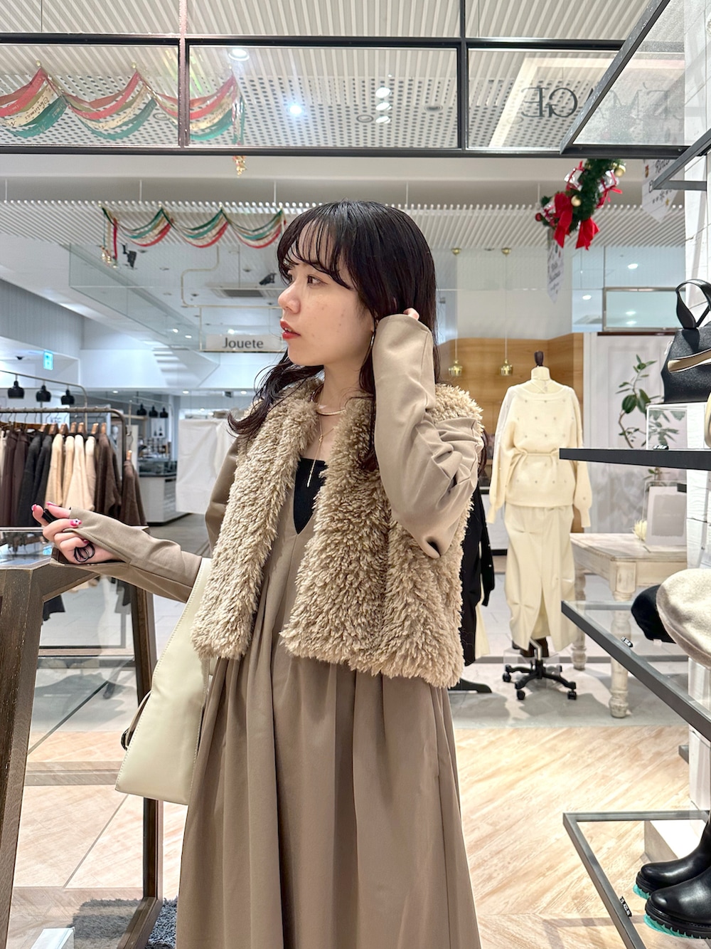 「冬コーデ、きれいめカジュアル、お出かけコーデ、ワンピース、ファーベスト、ブーツ、テーマパークコーデ、クリスマスに着たい服、ファー、マイベストコーデ2024、骨格ウェーブ、オトナ女子、あったかコーデ、休日スタイル、大人かわいい」｜「CAPRICIEUX LE'MAGEの【低身長サイズあり】ウエストタックワンピース（ワンピース、ブラウン系）」を使った、yuppy_lemage🍊さん（レディース・160cm）の冬コーディネートの2枚目の写真