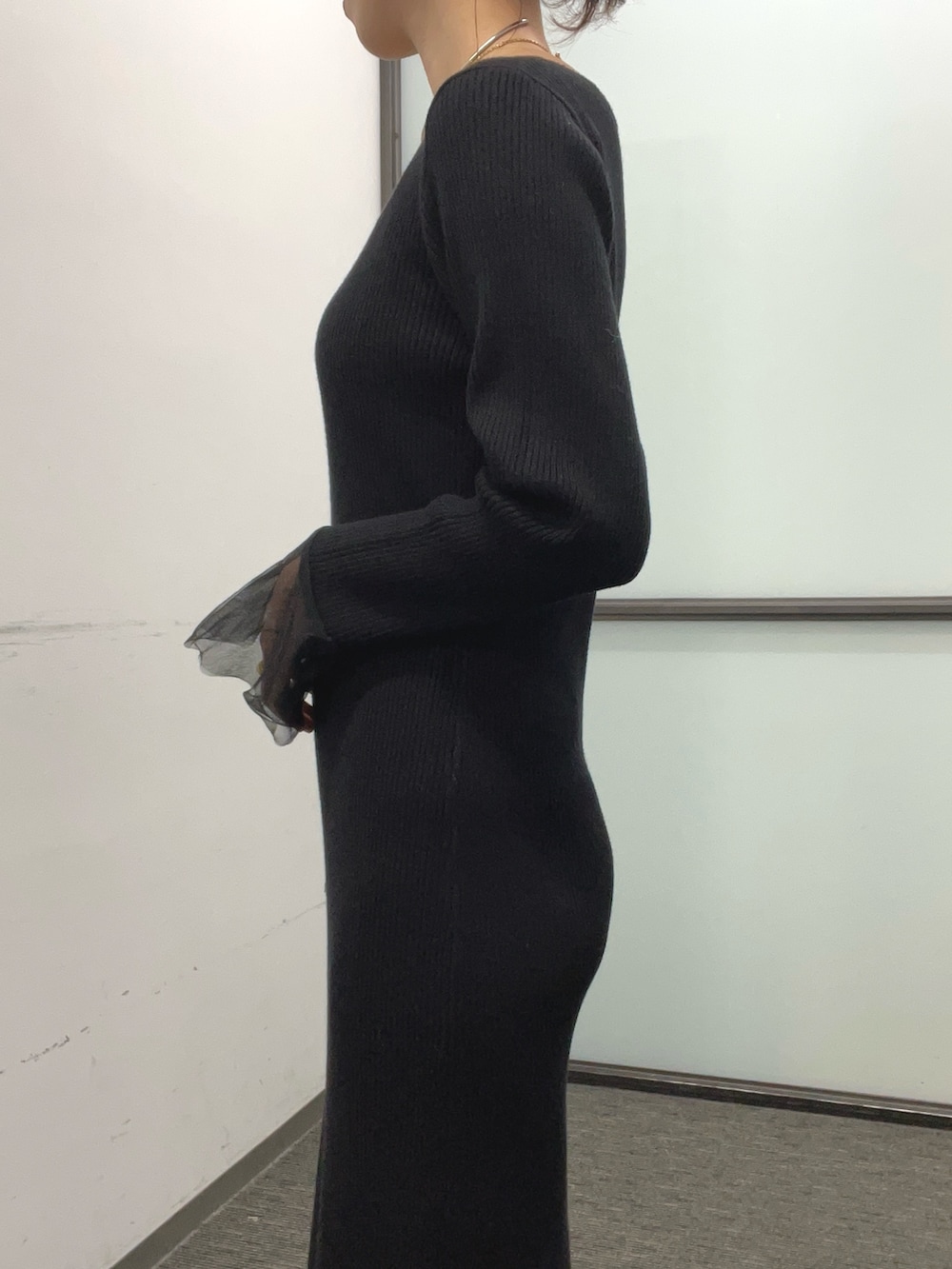 ブラック系のワンピースを着用したレディースの冬コーディネートの4枚目の写真