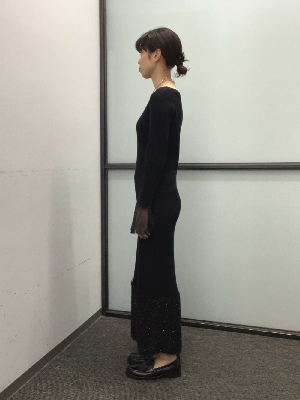 ブラック系のワンピースを着用したレディースの冬コーディネートの2枚目の写真