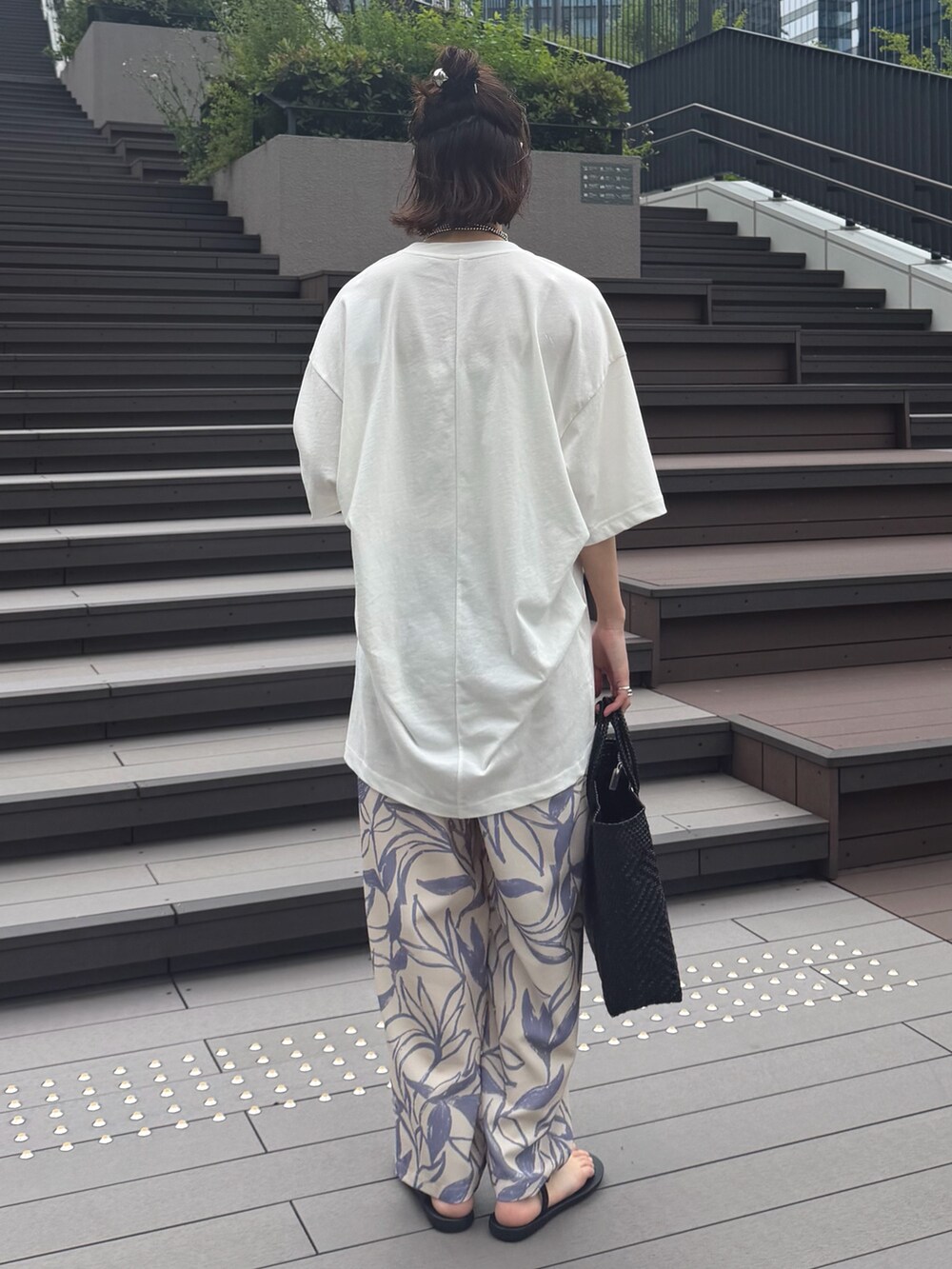 ベージュ系のその他パンツ、ホワイト系のTシャツ/カットソー、シルバー系のネックレスを着用したレディースの春コーディネートの3枚目の写真