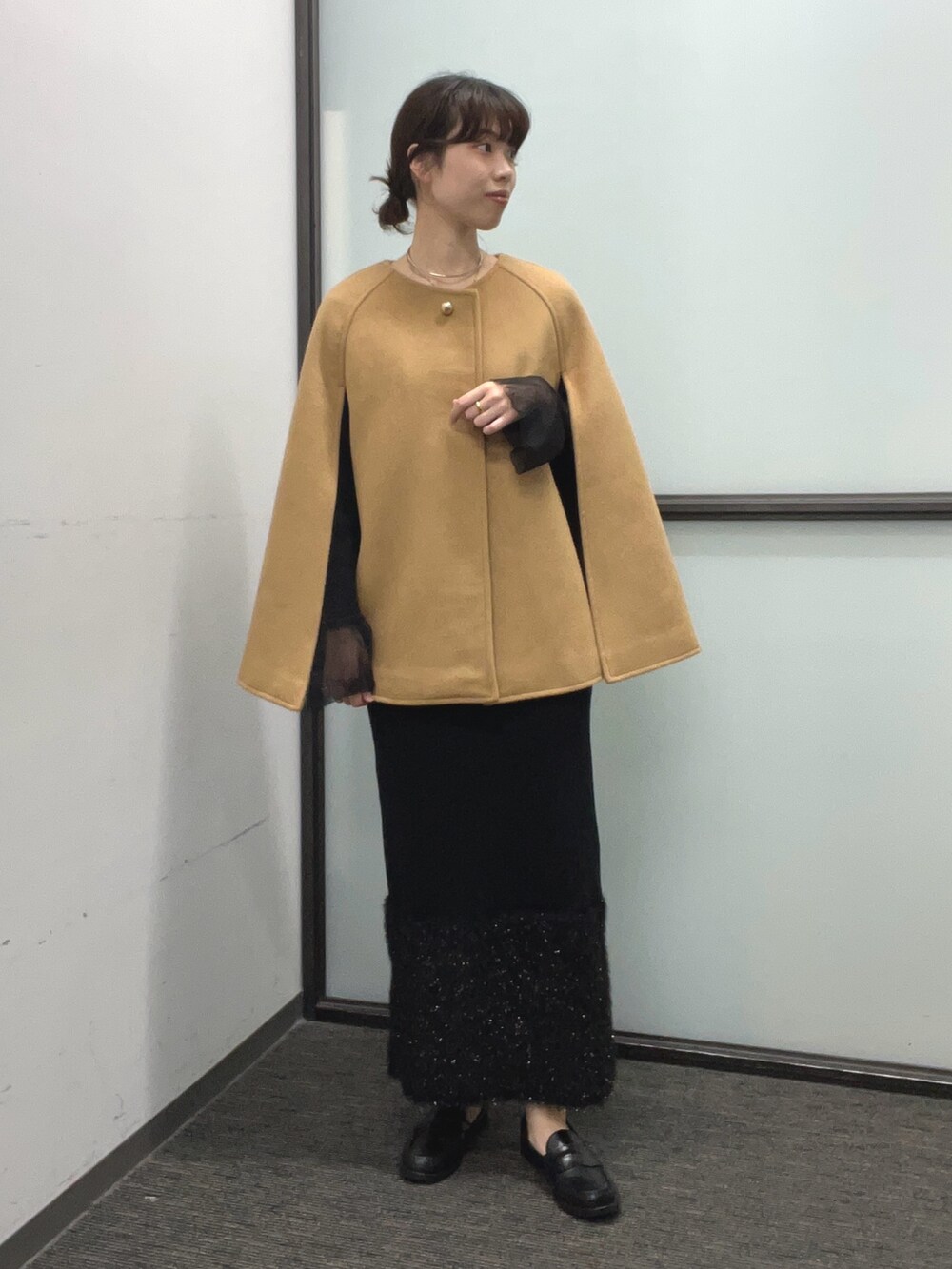 ブラック系のワンピースを着用したレディースの冬コーディネートの6枚目の写真