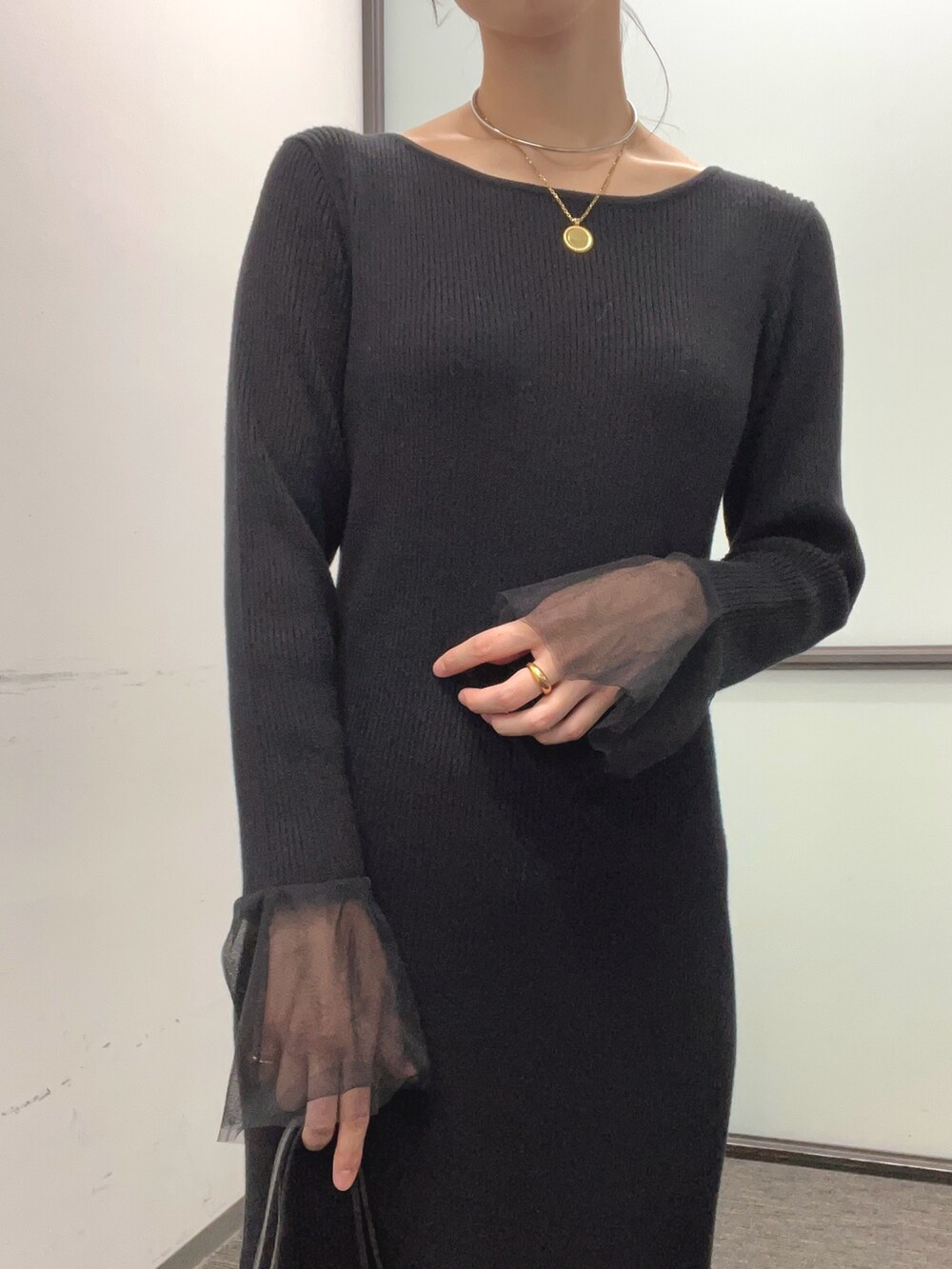 ブラック系のワンピースを着用したレディースの冬コーディネートの3枚目の写真