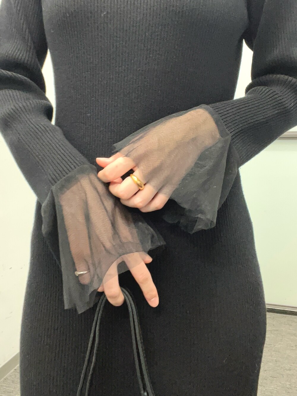 ブラック系のワンピースを着用したレディースの冬コーディネートの5枚目の写真