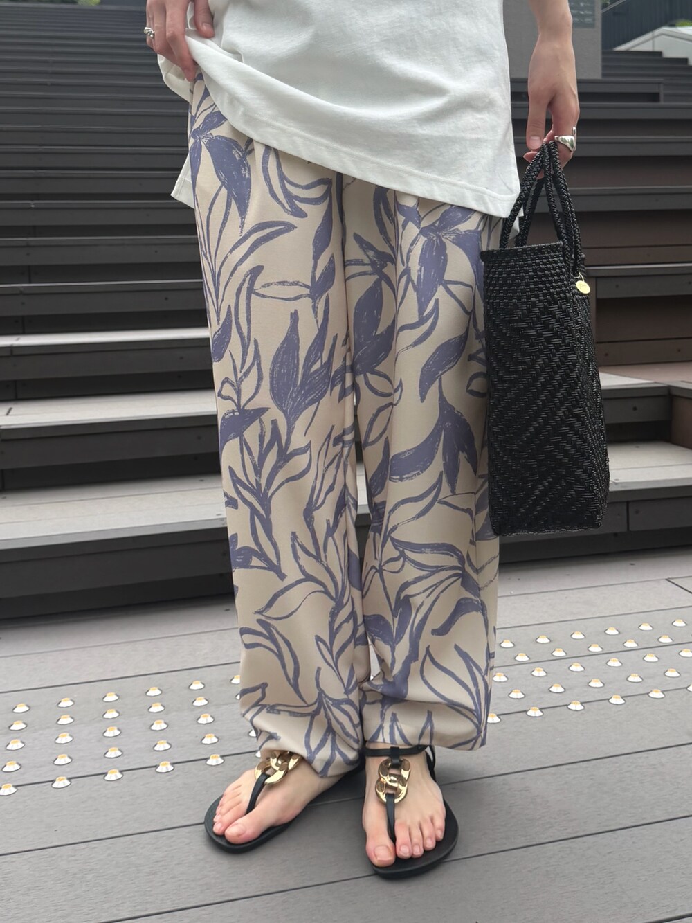 ベージュ系のその他パンツ、ホワイト系のTシャツ/カットソー、シルバー系のネックレスを着用したレディースの春コーディネートの5枚目の写真
