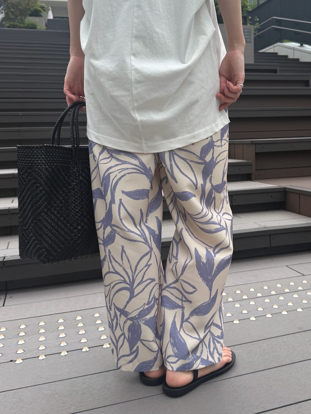 ベージュ系のその他パンツ、ホワイト系のTシャツ/カットソー、シルバー系のネックレスを着用したレディースの春コーディネートの7枚目の写真