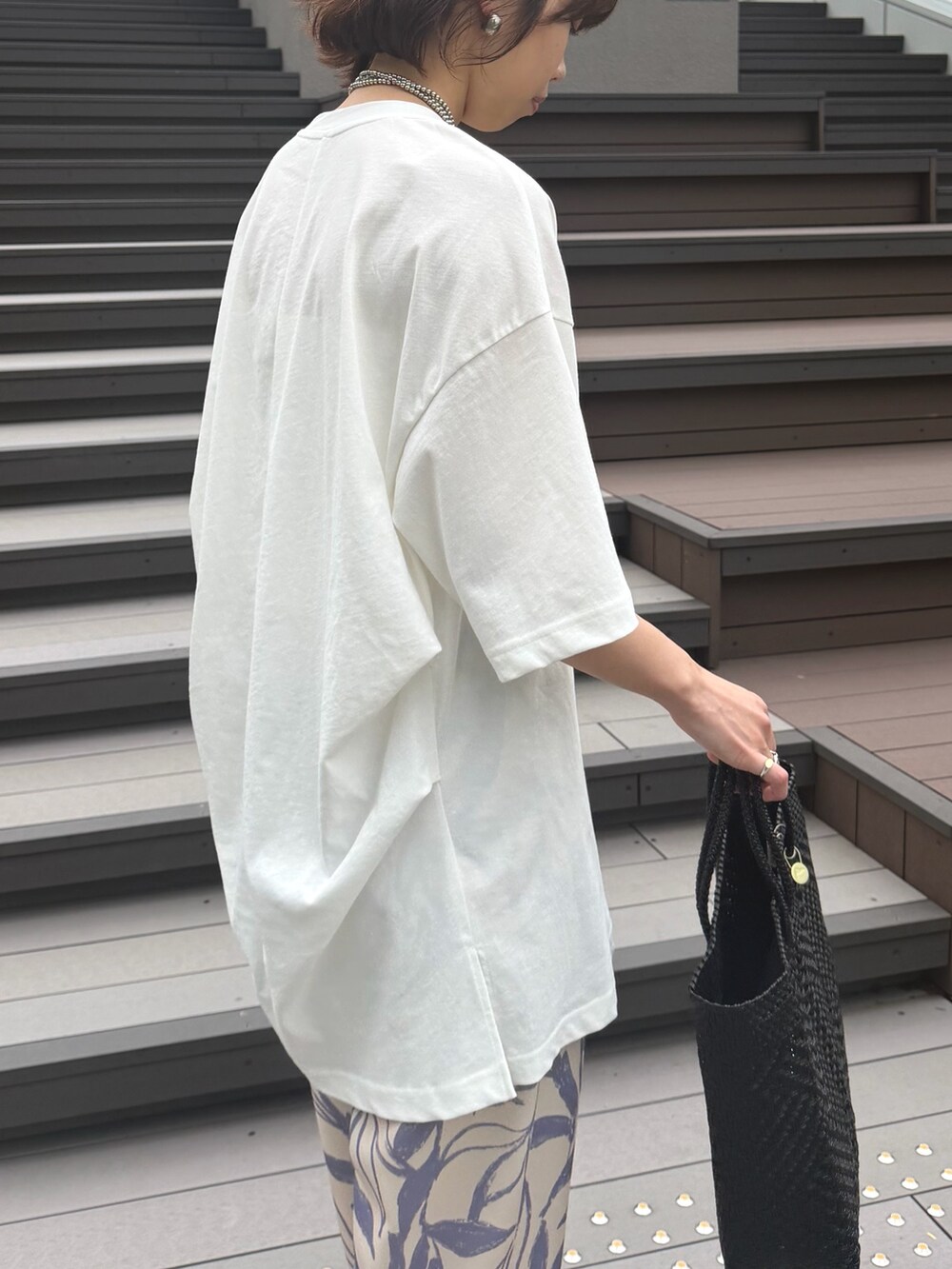 ベージュ系のその他パンツ、ホワイト系のTシャツ/カットソー、シルバー系のネックレスを着用したレディースの春コーディネートの4枚目の写真