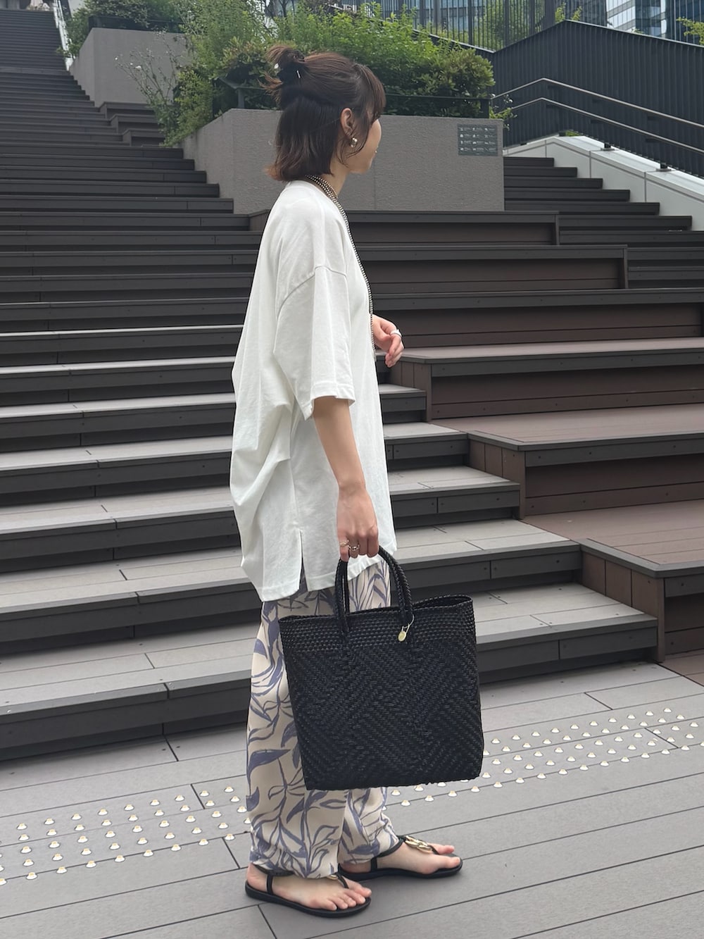 ベージュ系のその他パンツ、ホワイト系のTシャツ/カットソー、シルバー系のネックレスを着用したレディースの春コーディネートの2枚目の写真