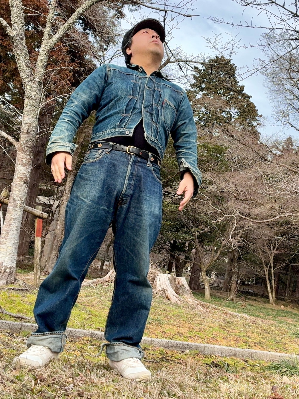 ブルー系のデニムジャケット、ブルー系のデニムパンツ、ピンク系のスニーカーを着用したメンズの冬コーディネートの2枚目の写真