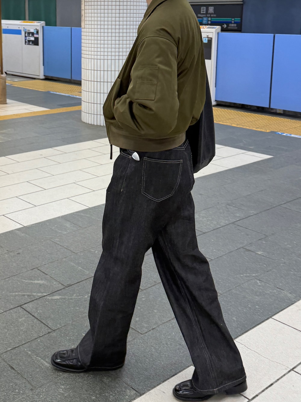 グリーン系のジャケット/アウター、ブラック系のデニムパンツを着用したメンズの冬コーディネートの2枚目の写真