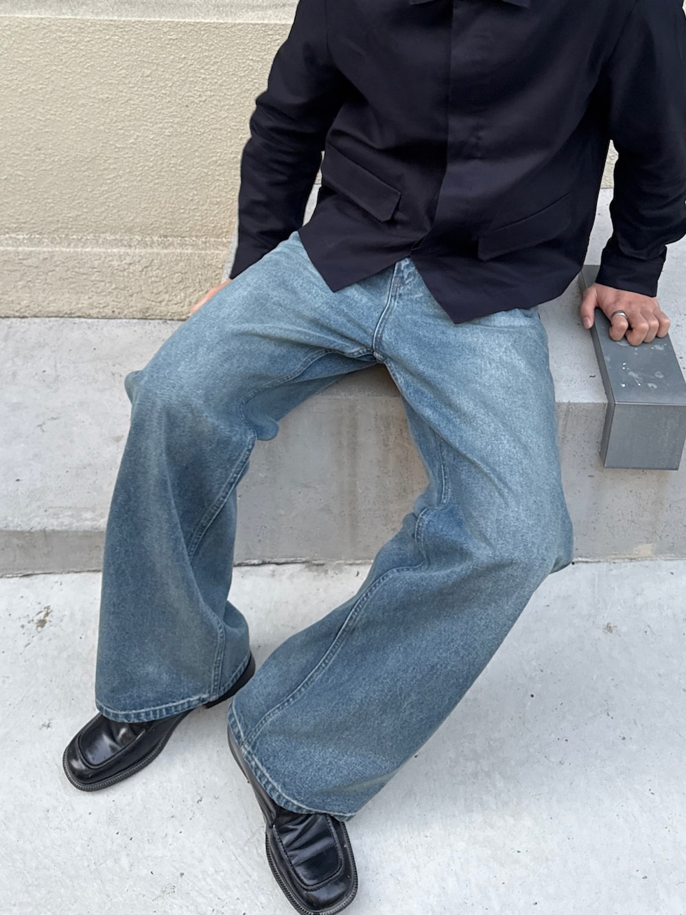 ブルー系のトップス、ブルー系のデニムパンツを着用したメンズの冬コーディネートの2枚目の写真