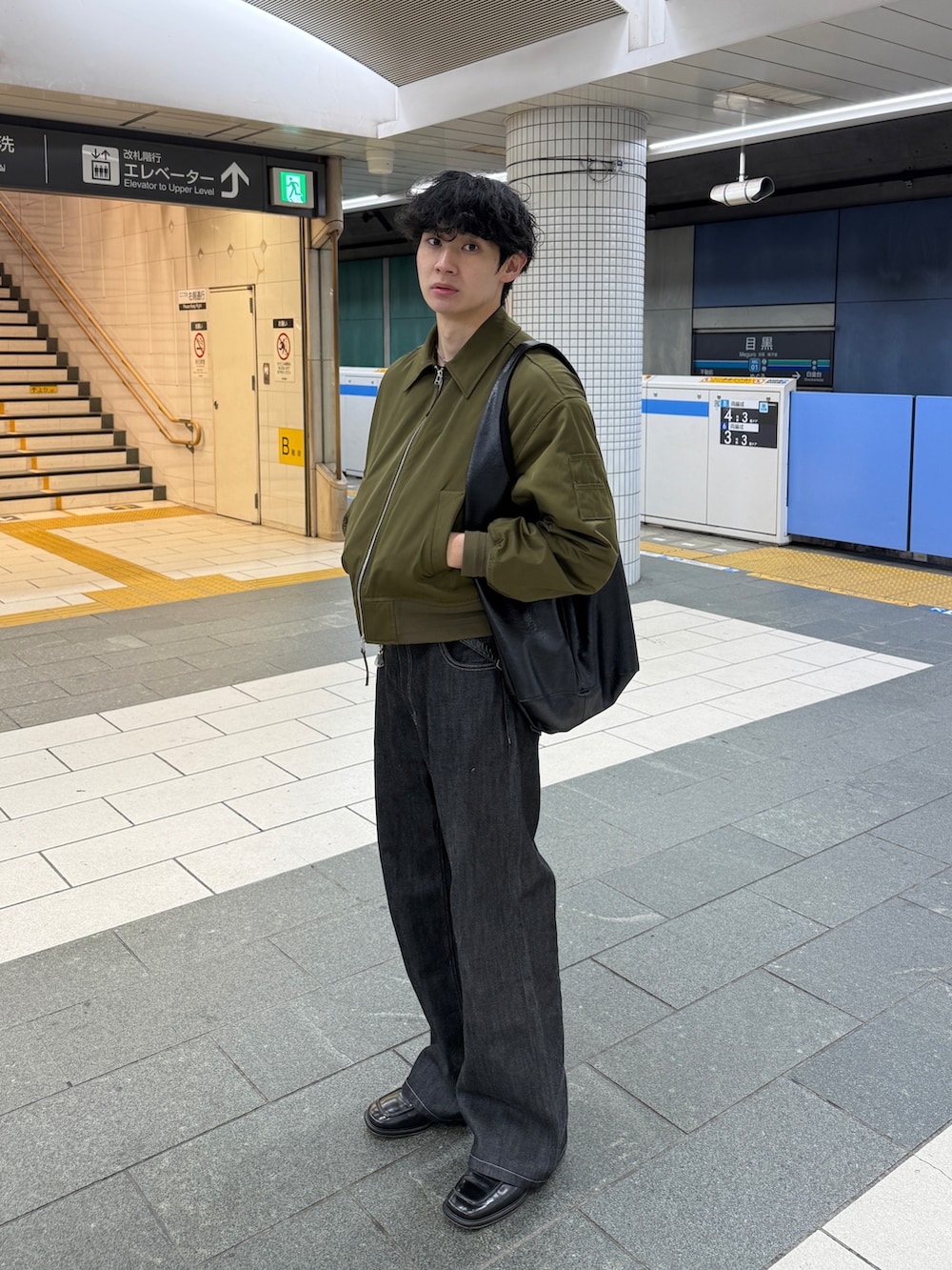 グリーン系のジャケット/アウター、ブラック系のデニムパンツを着用したメンズの冬コーディネートの3枚目の写真