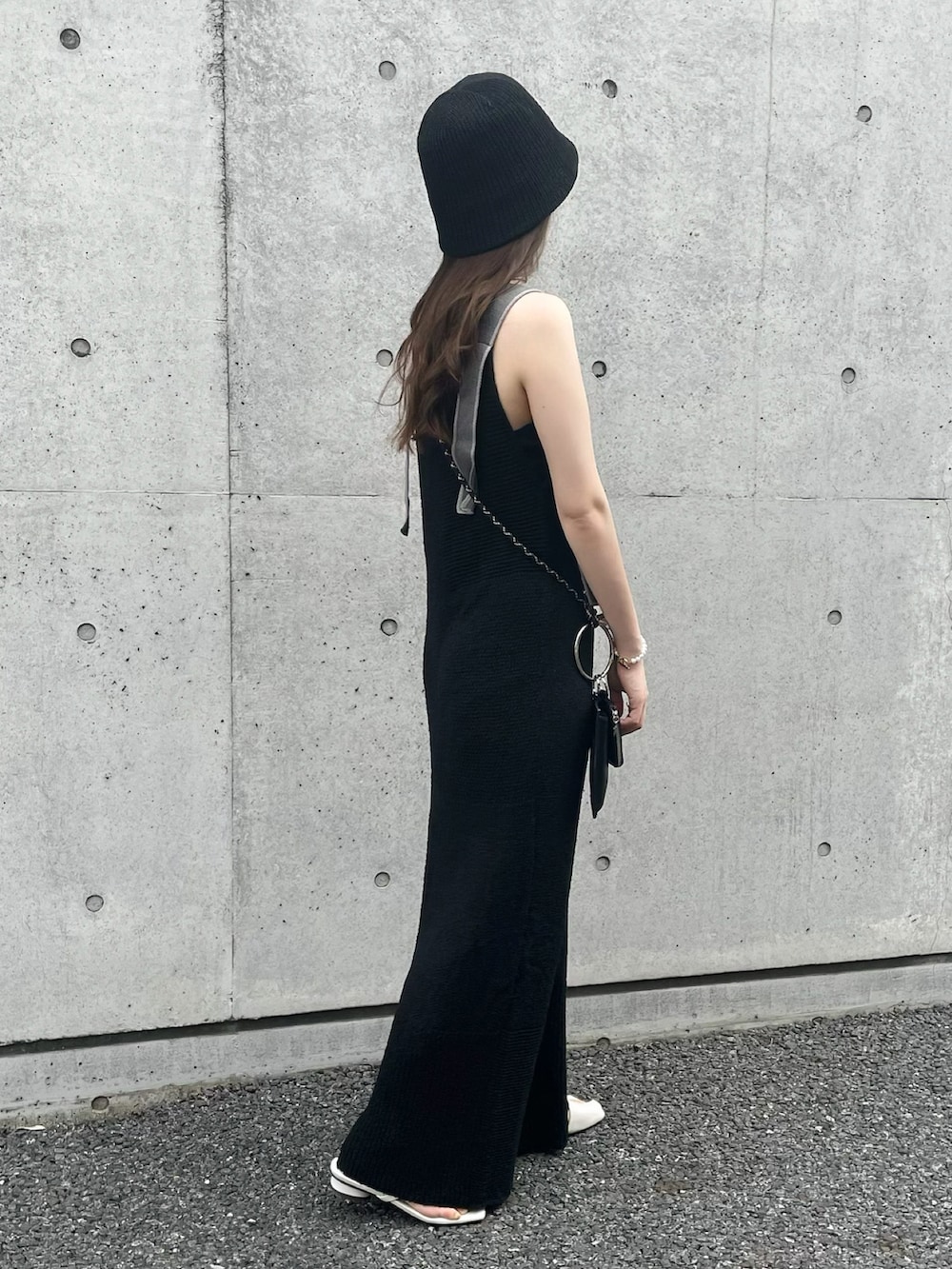 ブラック系のワンピース、ホワイト系のサンダル、ブラック系のスマホケース/カバーを着用したレディースの夏コーディネートの2枚目の写真